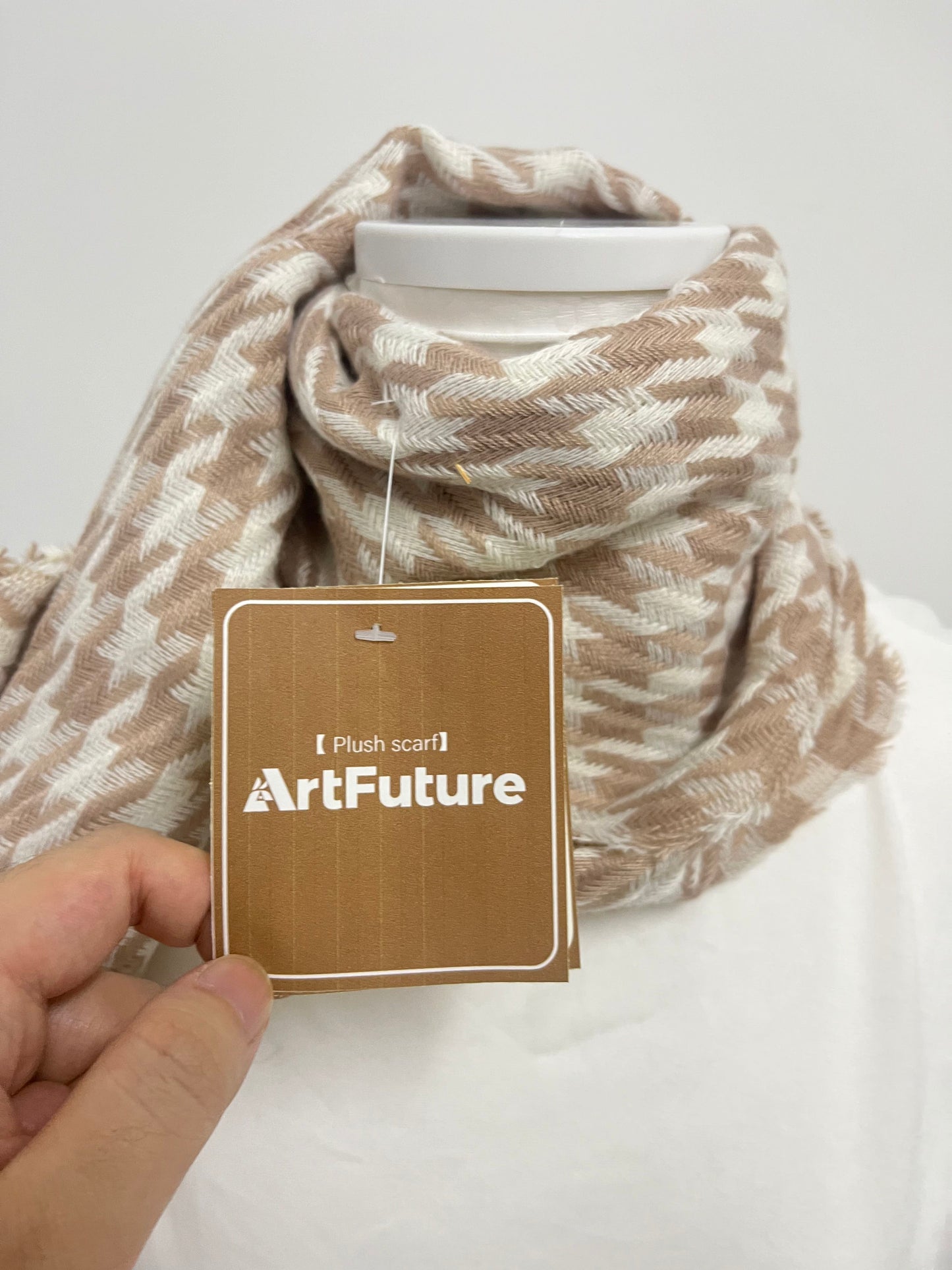 ArtFuture Plush Scarf for Women Men, Camel & White Houndstooth Pattern Scarf, Soft Fluffy Winter Scarf with Frayed Edges, Retro Casual Warm Neck Wrap Shawl for Daily Commute Streetwear Autumn Outfit