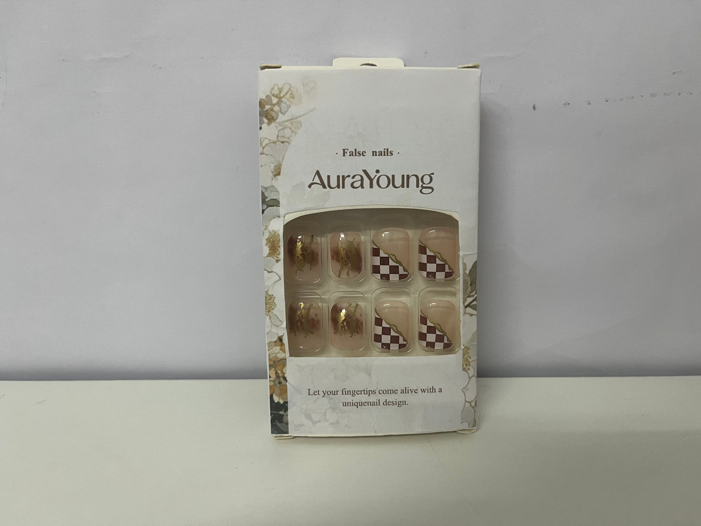 AuraYoung Retro Plaid & Gilded Fake Nails Exquisite Item for Fingertip Atmosphere