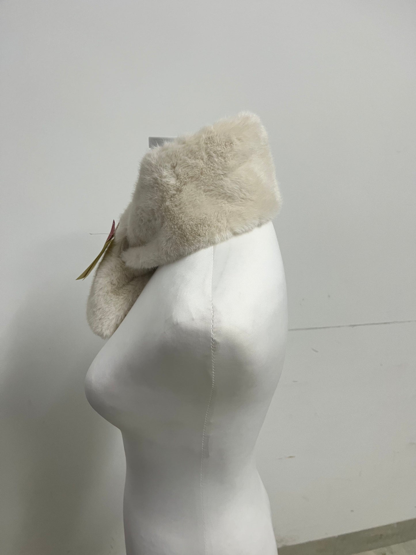 Classichic Off-White Scarf - 100% Polyester Faux Fur for Cozy Elegance