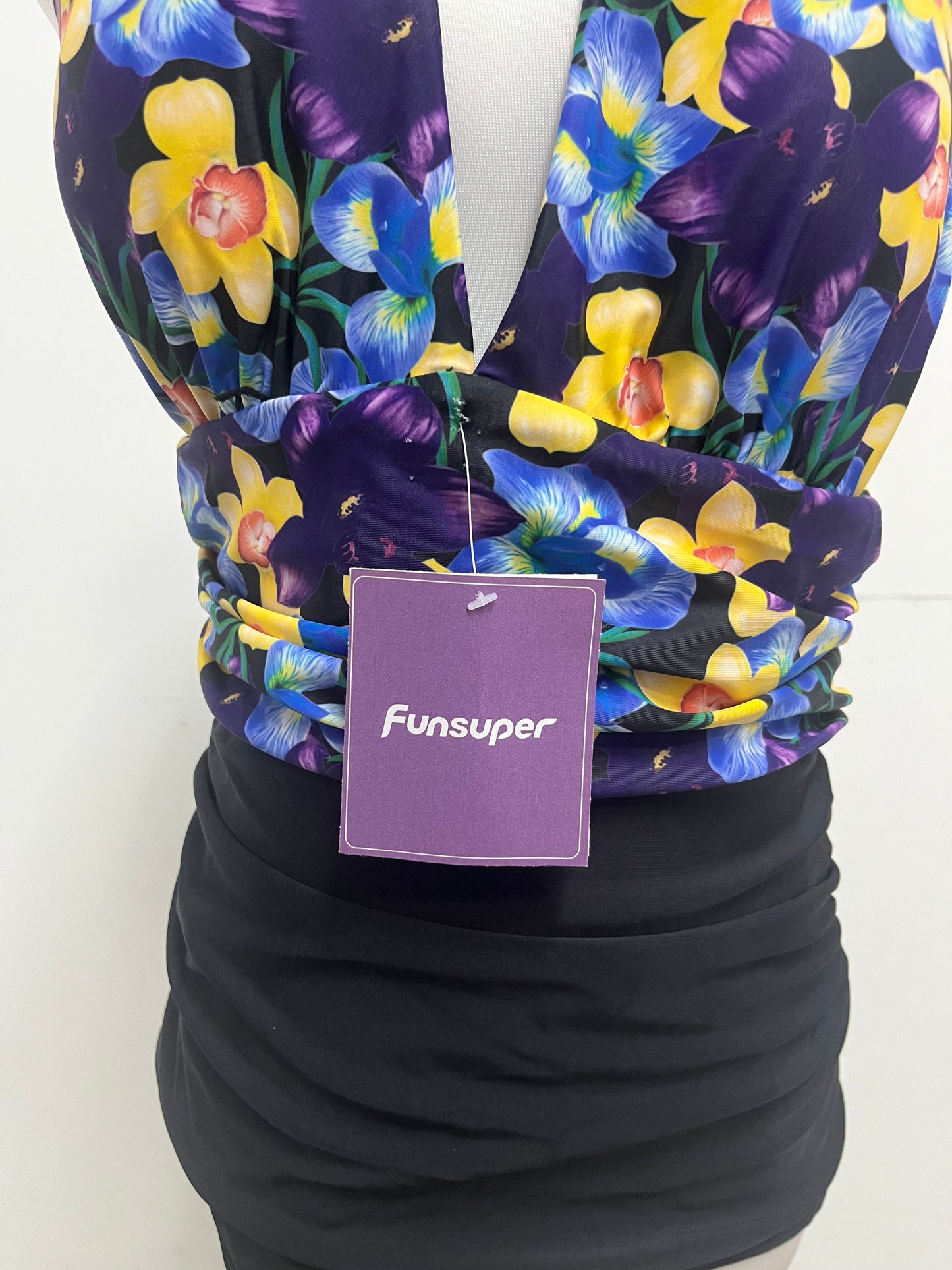 Funsuper Floral Deep V Halter Swimsuit Colorful Retro Slim-Fitting A Standout Fashion for Beach Vacations