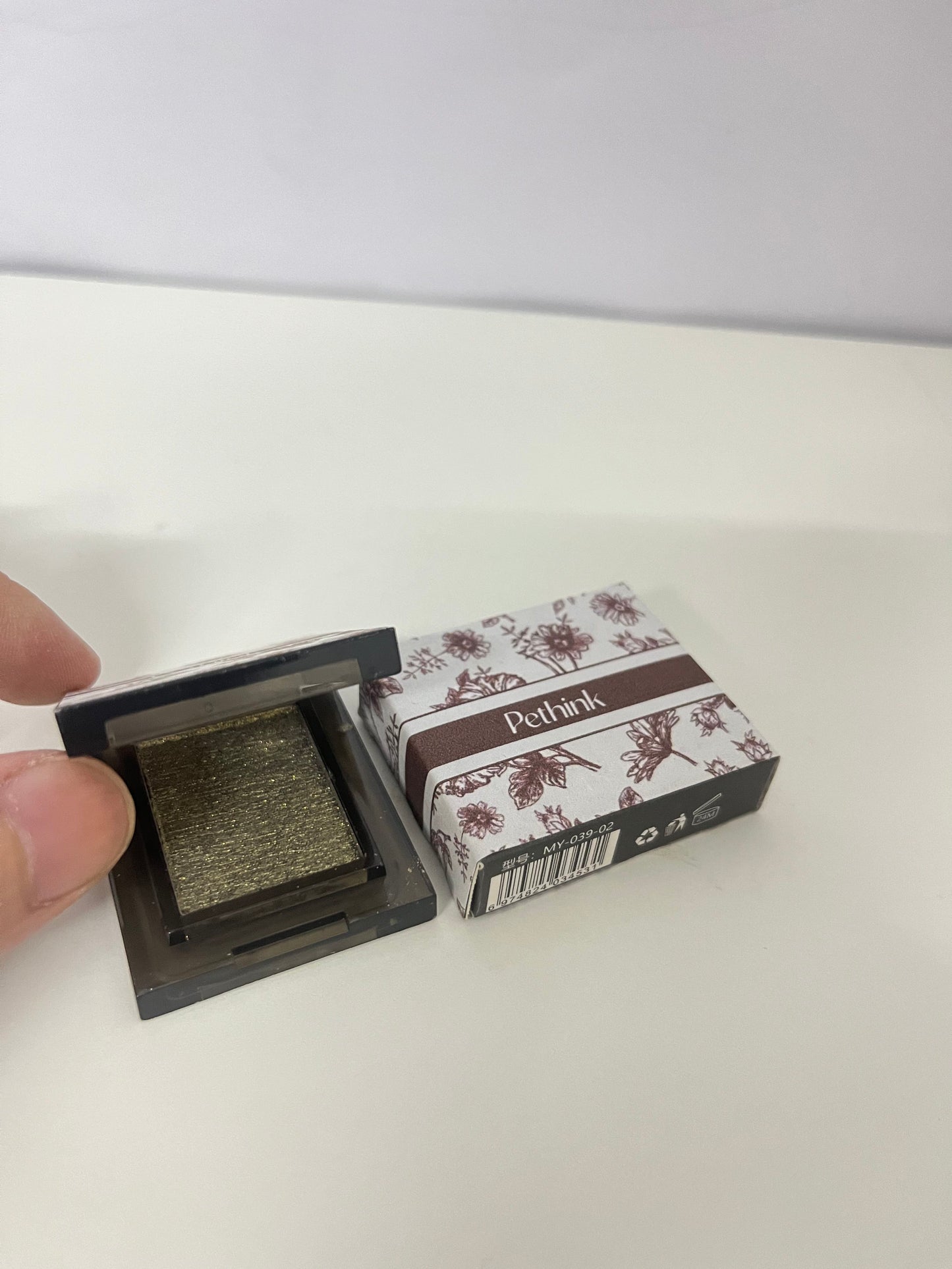 Pethink Gilded Glitter Single Eyeshadow Sparkle Texture An Accent Item for Eye Makeup Atmosphere