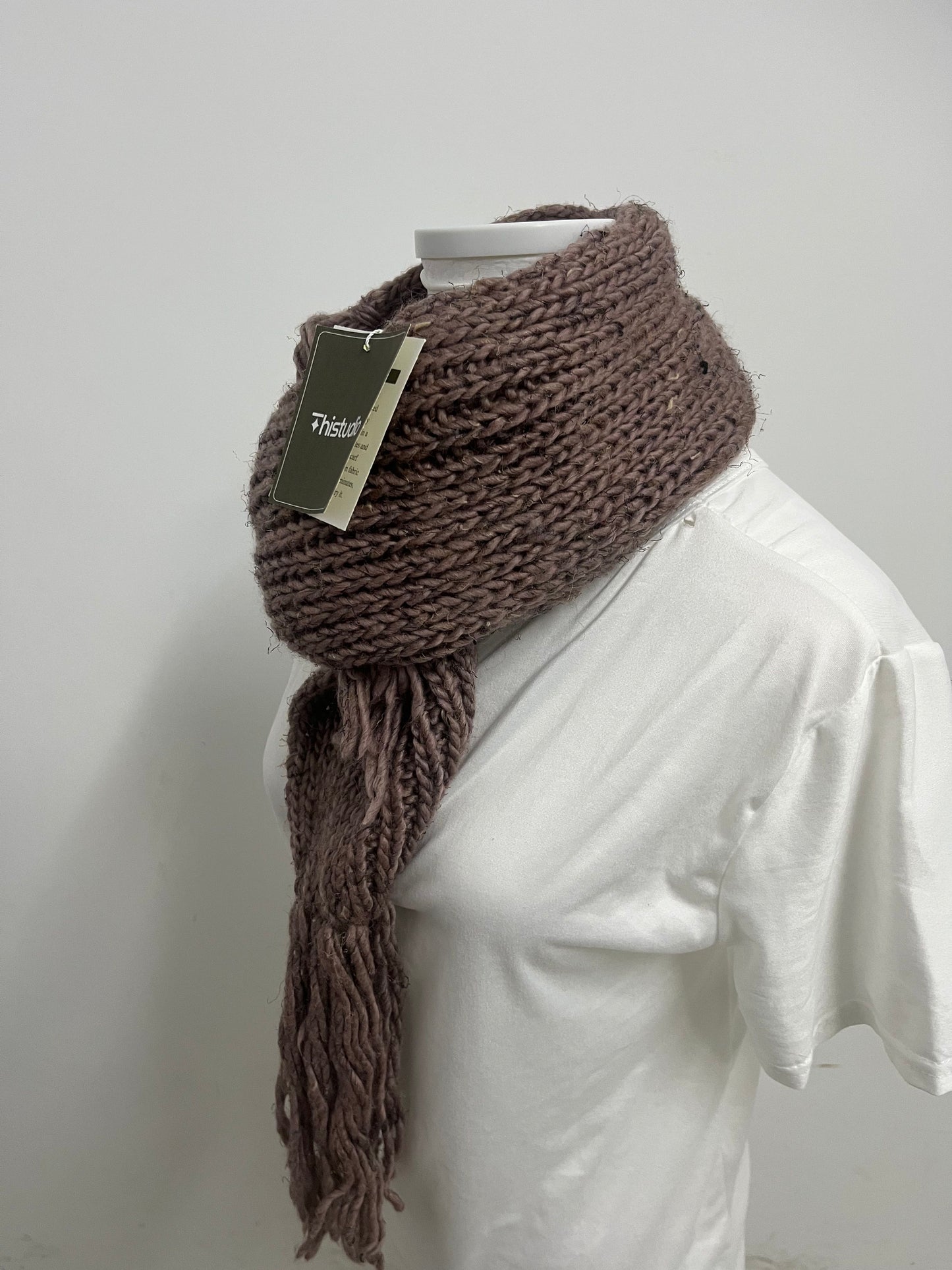 【Thistudio Chunky Knit Brown Scarf】—— Warm Textured Knit Scarf with Tassel Details: A Cozy & Stylish Accessory for Cold Seasons