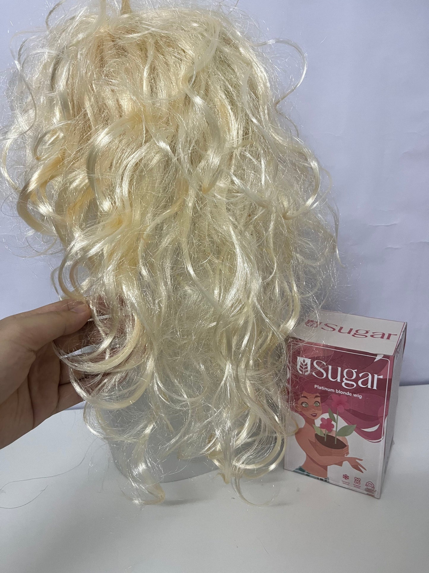 USugar Curly Platinum Blonde Wig: Soft Synthetic Fiber Hairpiece – Fashionable Voluminous Style for Cosplay & Daily Looks