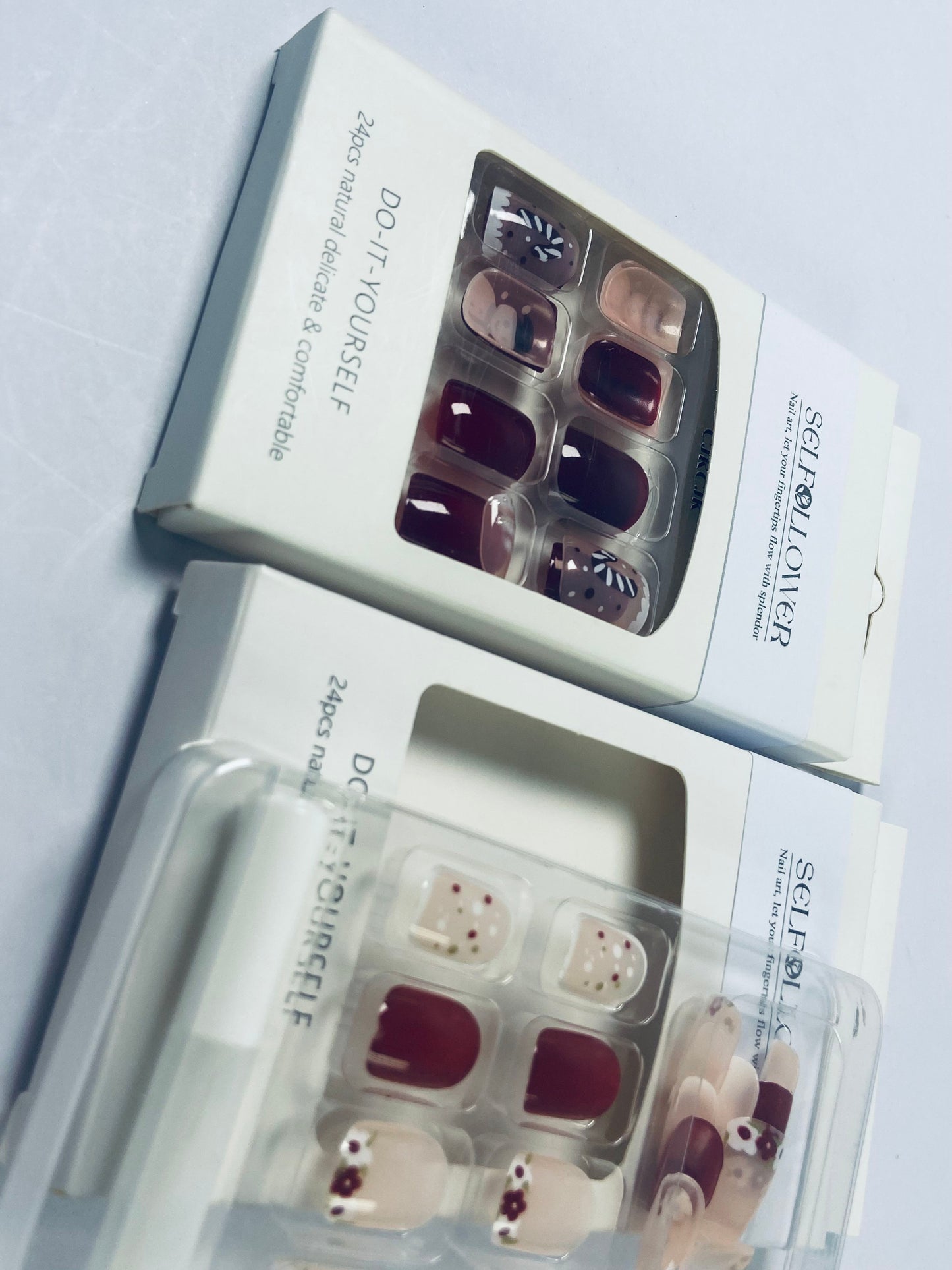SELFOLLOWER False nails Red Press on Fake Nails Short Square False Nails with Glitter on Nails Glossy Acrylic Full Cover Checkerboard Stick on Nails for Women Manicure on Nails Full Cover Artificial Nails Short Stick on Nails for Women, 24Pcs