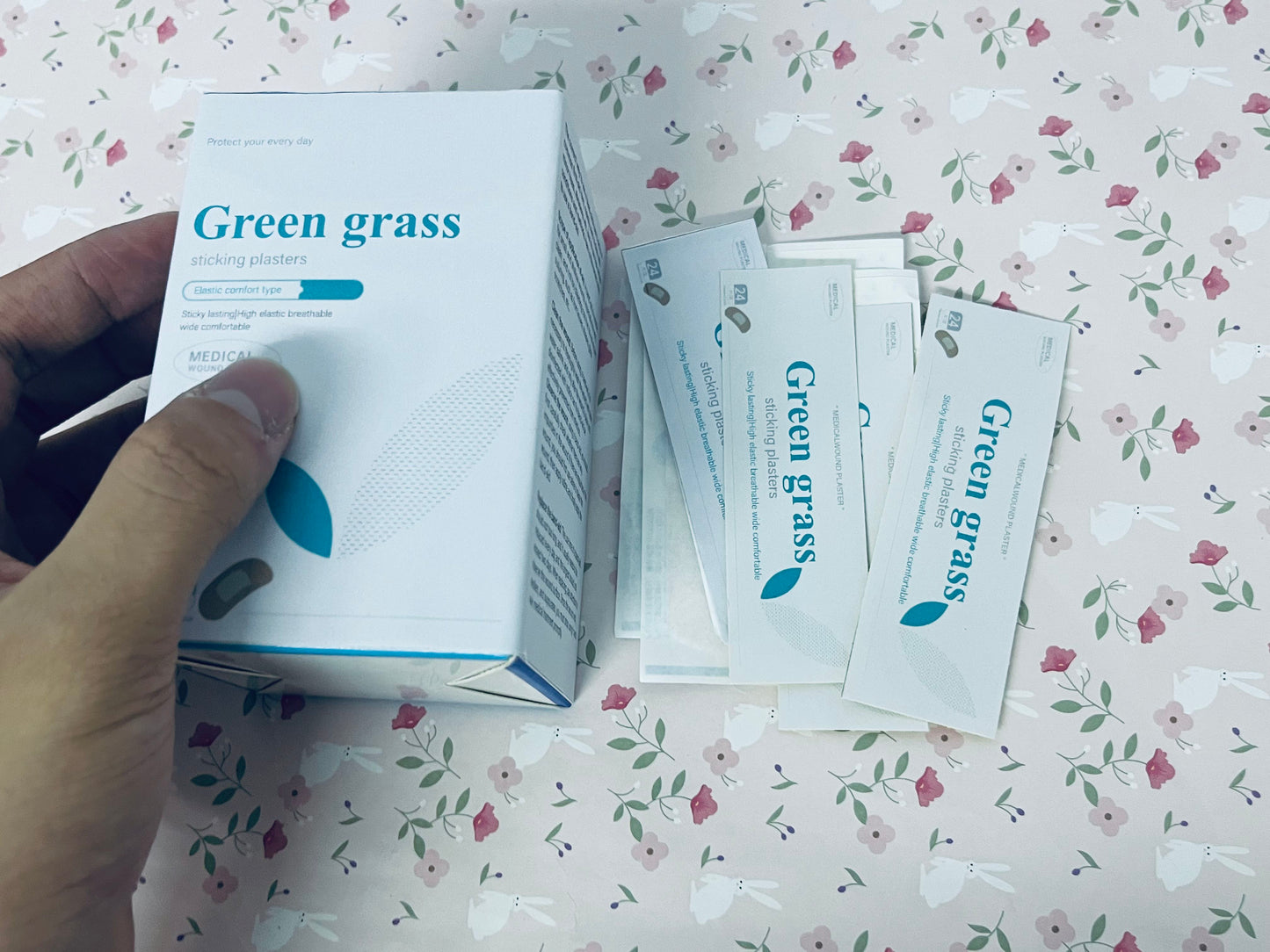 Green grass sticking plasters Flexible Fabric Adhesive Bandages, First Aid and Wound Care Supplies, All-One Size, 24 Count