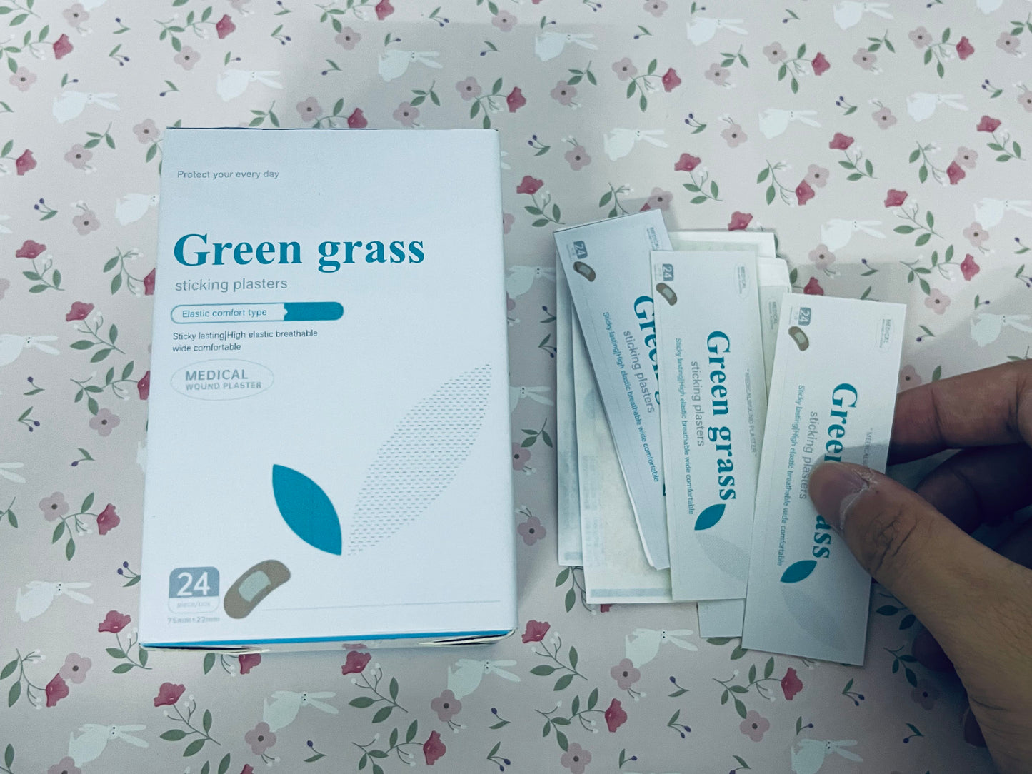Green grass sticking plasters Flexible Fabric Adhesive Bandages, First Aid and Wound Care Supplies, All-One Size, 24 Count