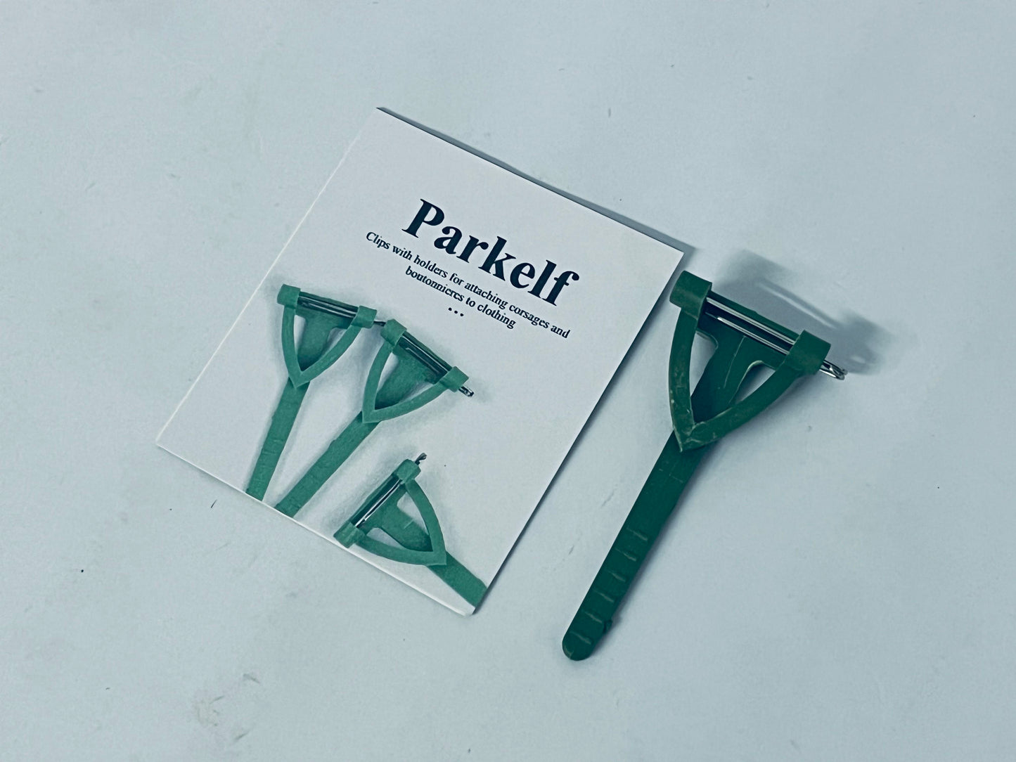 Parkelf Clips with holders for attaching corsages and boutonnieres to clothing 30 Pcs Plastic Boutonniere Safety Pins Wedding Brooch T-Shaped Corsage Pins Safety Clips for Wedding DIY Flower Brooch Boutonniere Supplies, Green (Triangle)