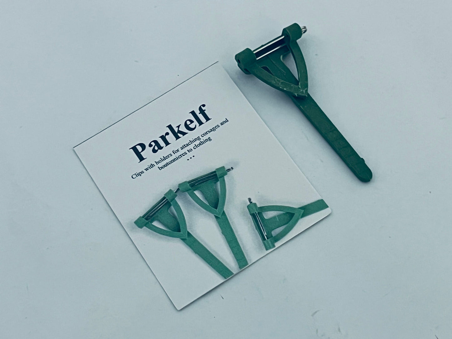 Parkelf Clips with holders for attaching corsages and boutonnieres to clothing 30 Pcs Plastic Boutonniere Safety Pins Wedding Brooch T-Shaped Corsage Pins Safety Clips for Wedding DIY Flower Brooch Boutonniere Supplies, Green (Triangle)