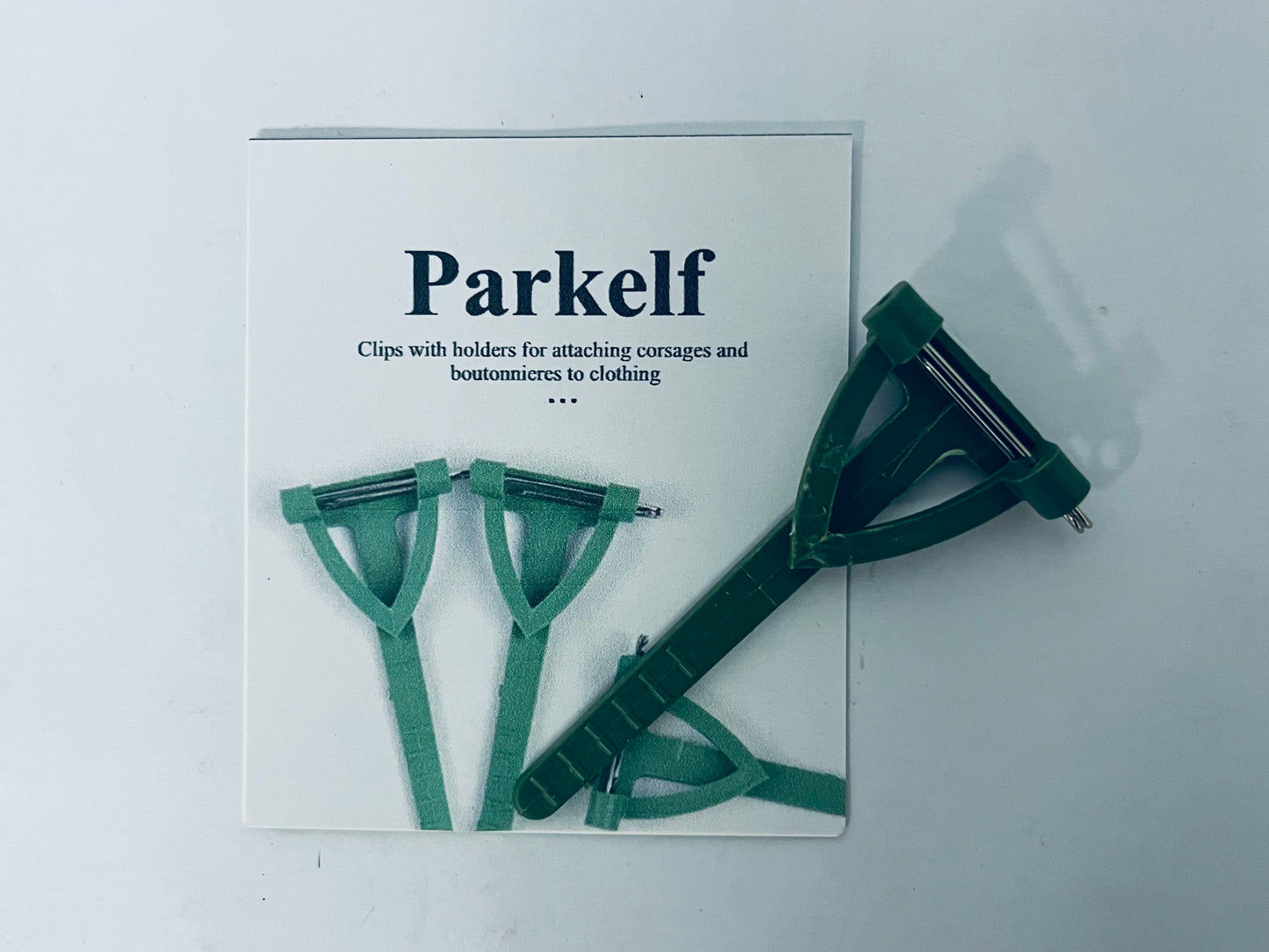 Parkelf Clips with holders for attaching corsages and boutonnieres to clothing 30 Pcs Plastic Boutonniere Safety Pins Wedding Brooch T-Shaped Corsage Pins Safety Clips for Wedding DIY Flower Brooch Boutonniere Supplies, Green (Triangle)