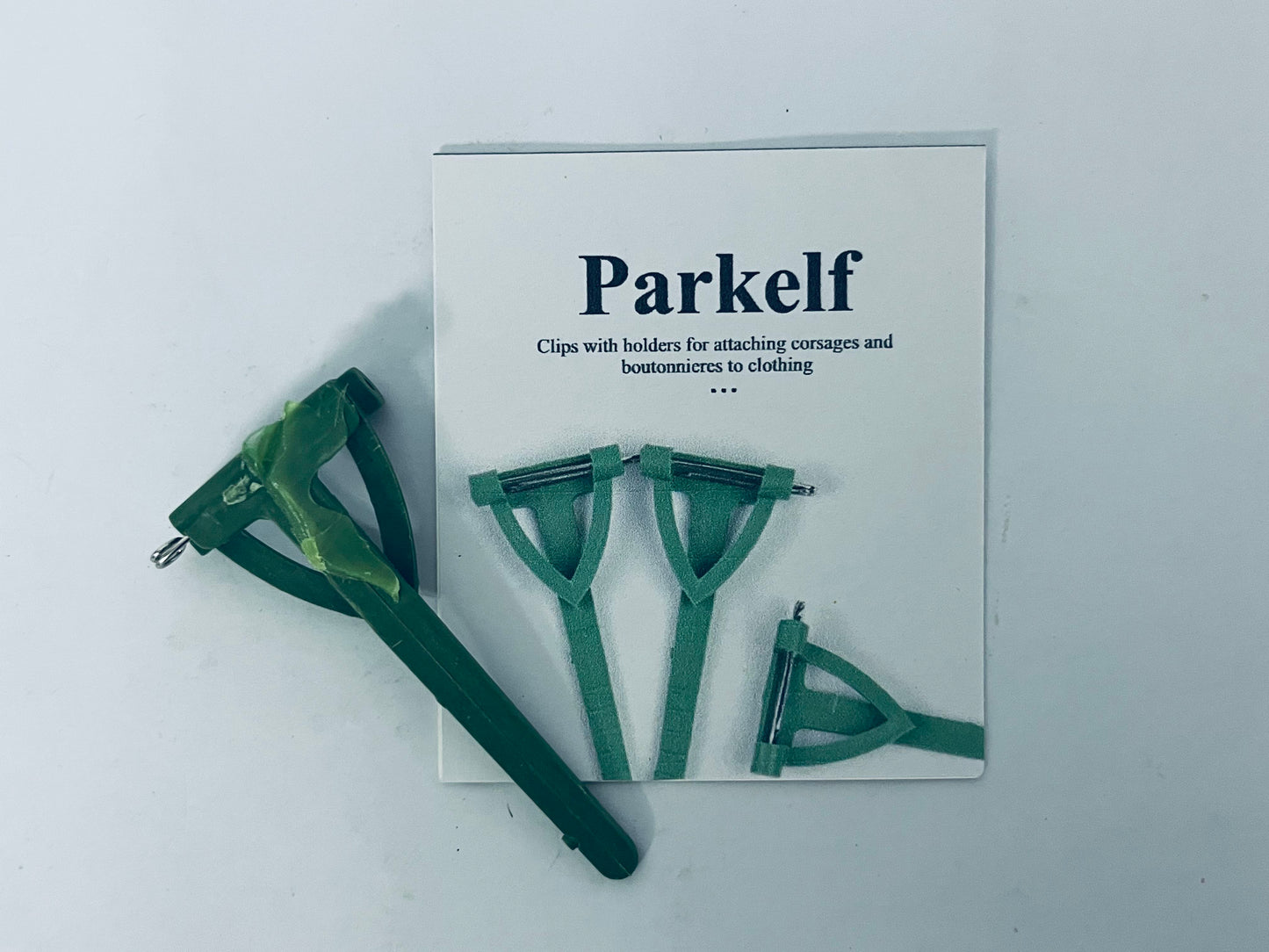 Parkelf Clips with holders for attaching corsages and boutonnieres to clothing 30 Pcs Plastic Boutonniere Safety Pins Wedding Brooch T-Shaped Corsage Pins Safety Clips for Wedding DIY Flower Brooch Boutonniere Supplies, Green (Triangle)