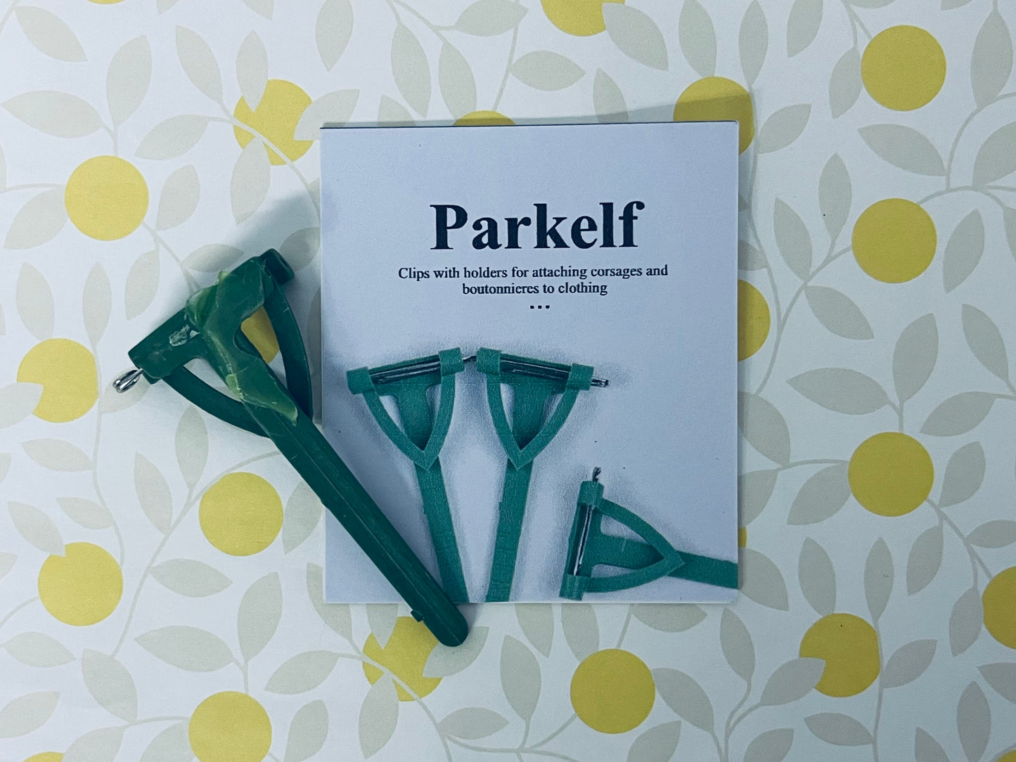 Parkelf Clips with holders for attaching corsages and boutonnieres to clothing 30 Pcs Plastic Boutonniere Safety Pins Wedding Brooch T-Shaped Corsage Pins Safety Clips for Wedding DIY Flower Brooch Boutonniere Supplies, Green (Triangle)