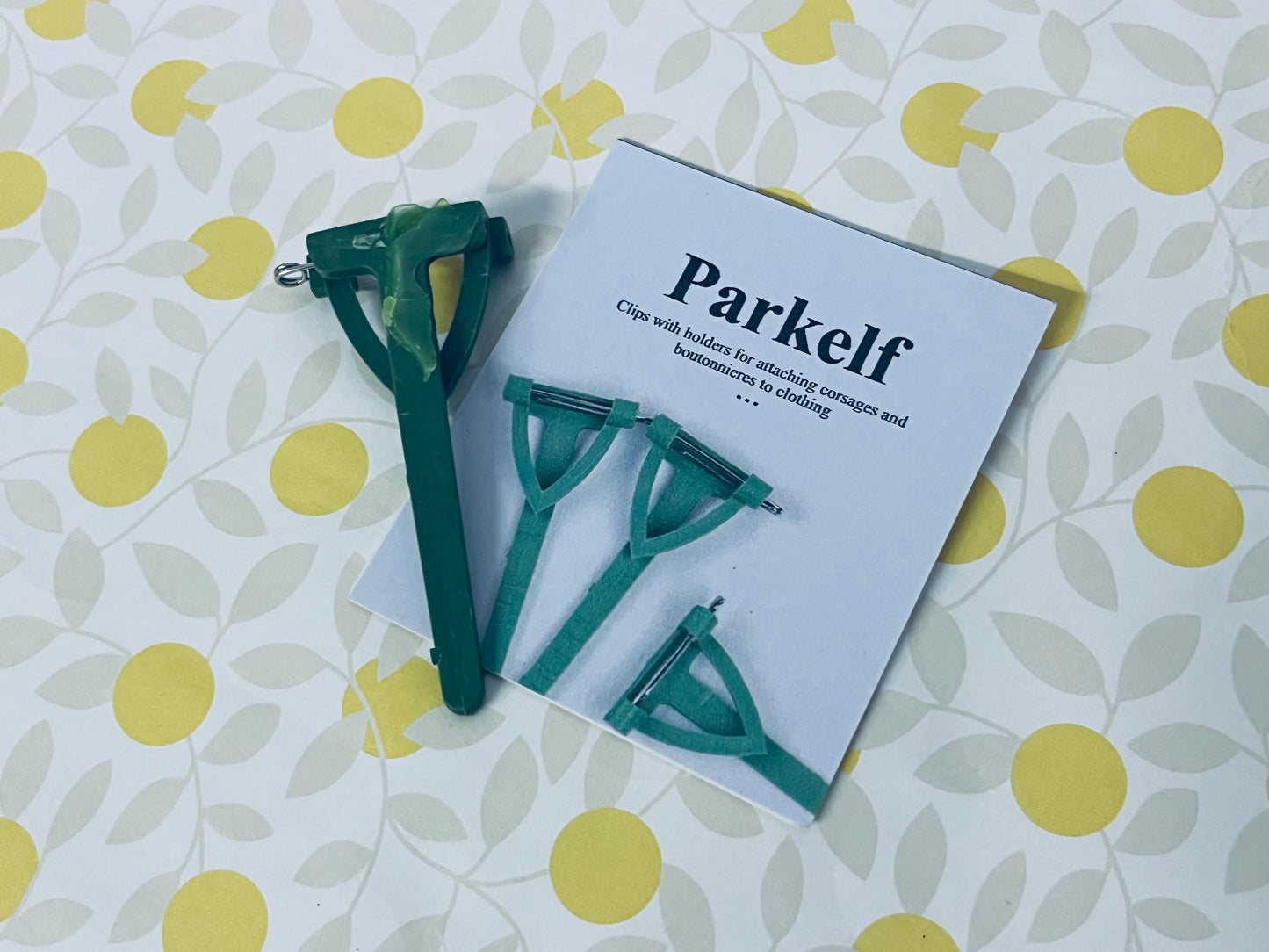 Parkelf Clips with holders for attaching corsages and boutonnieres to clothing 30 Pcs Plastic Boutonniere Safety Pins Wedding Brooch T-Shaped Corsage Pins Safety Clips for Wedding DIY Flower Brooch Boutonniere Supplies, Green (Triangle)