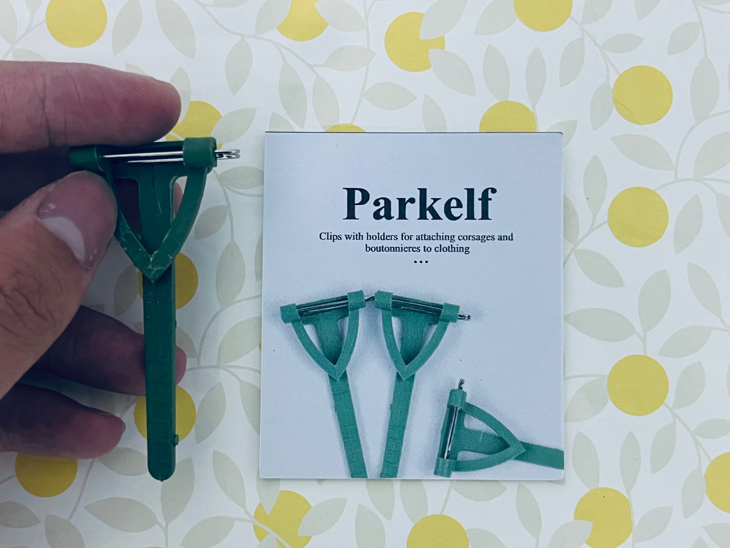 Parkelf Clips with holders for attaching corsages and boutonnieres to clothing 30 Pcs Plastic Boutonniere Safety Pins Wedding Brooch T-Shaped Corsage Pins Safety Clips for Wedding DIY Flower Brooch Boutonniere Supplies, Green (Triangle)