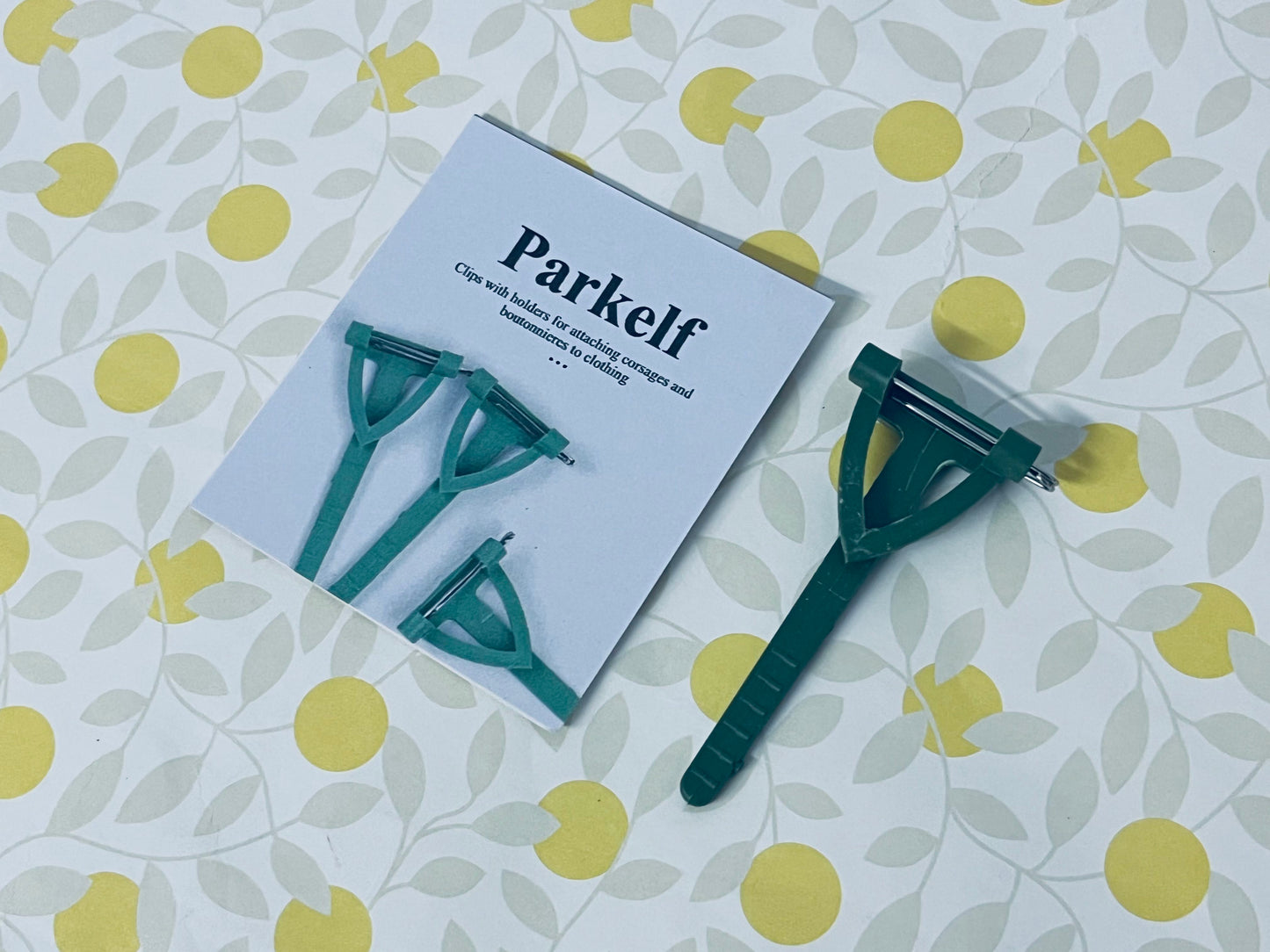 Parkelf Clips with holders for attaching corsages and boutonnieres to clothing 30 Pcs Plastic Boutonniere Safety Pins Wedding Brooch T-Shaped Corsage Pins Safety Clips for Wedding DIY Flower Brooch Boutonniere Supplies, Green (Triangle)