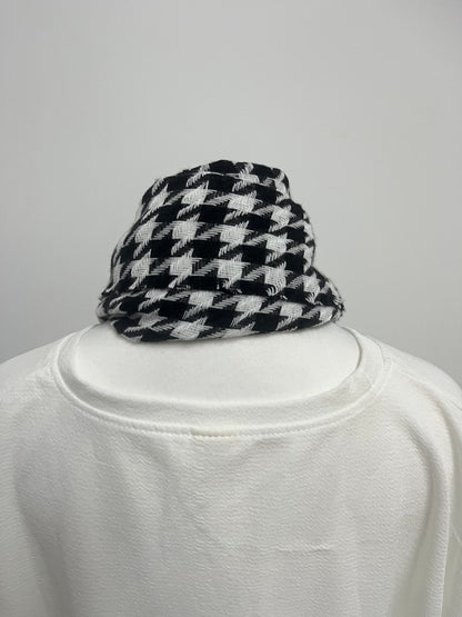 【Chicabin Black & White Houndstooth Scarf】—— Timeless & Stylish Accessory