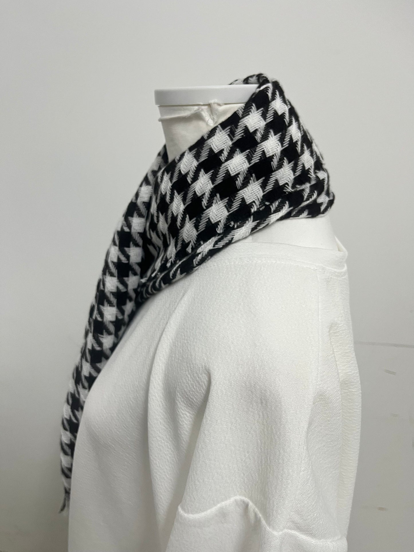 【Chicabin Black & White Houndstooth Scarf】—— Timeless & Stylish Accessory