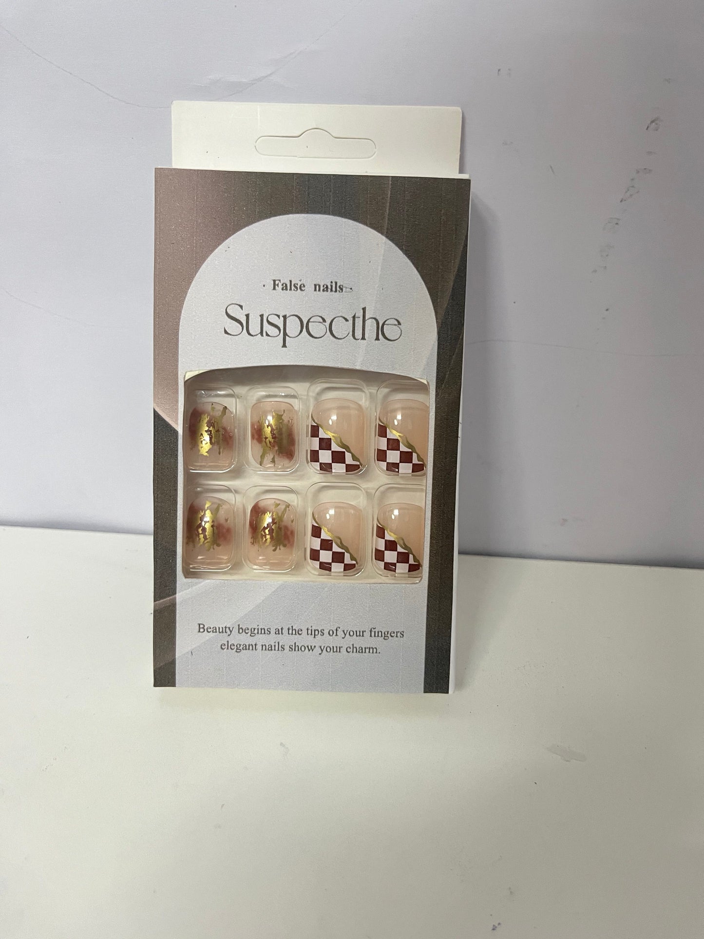 【Suspecthe Gold Foil & Checkerboard False Nails】—— Effortless Elegance at Your Fingertips