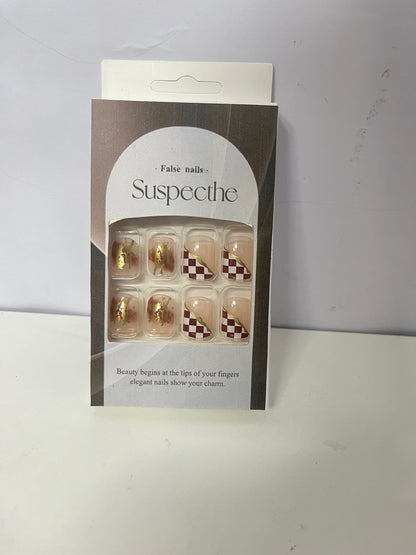 【Suspecthe Gold Foil & Checkerboard False Nails】—— Effortless Elegance at Your Fingertips