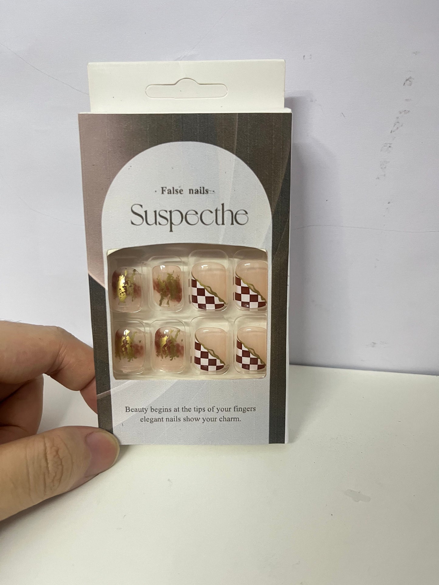 【Suspecthe Gold Foil & Checkerboard False Nails】—— Effortless Elegance at Your Fingertips