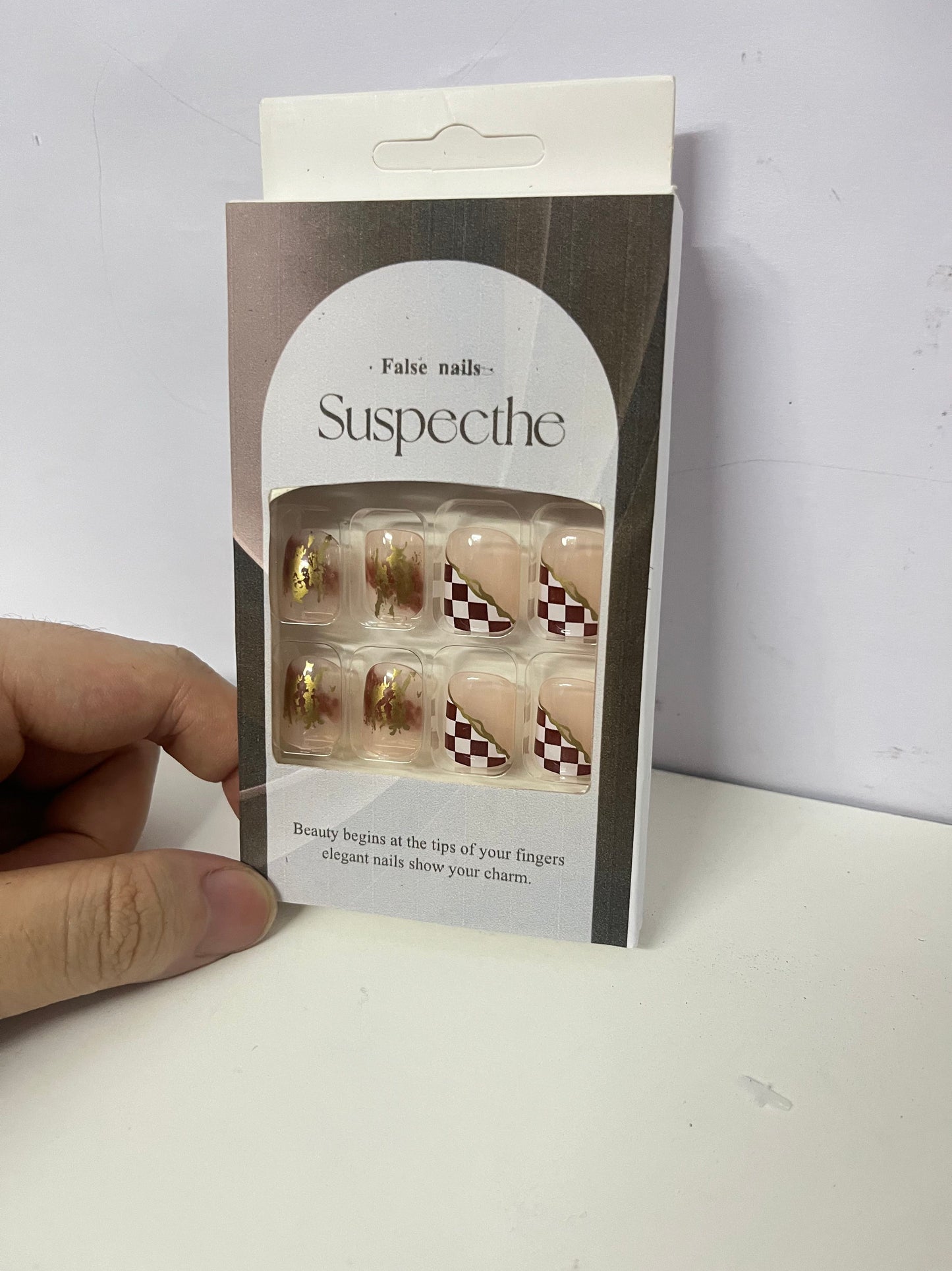 【Suspecthe Gold Foil & Checkerboard False Nails】—— Effortless Elegance at Your Fingertips