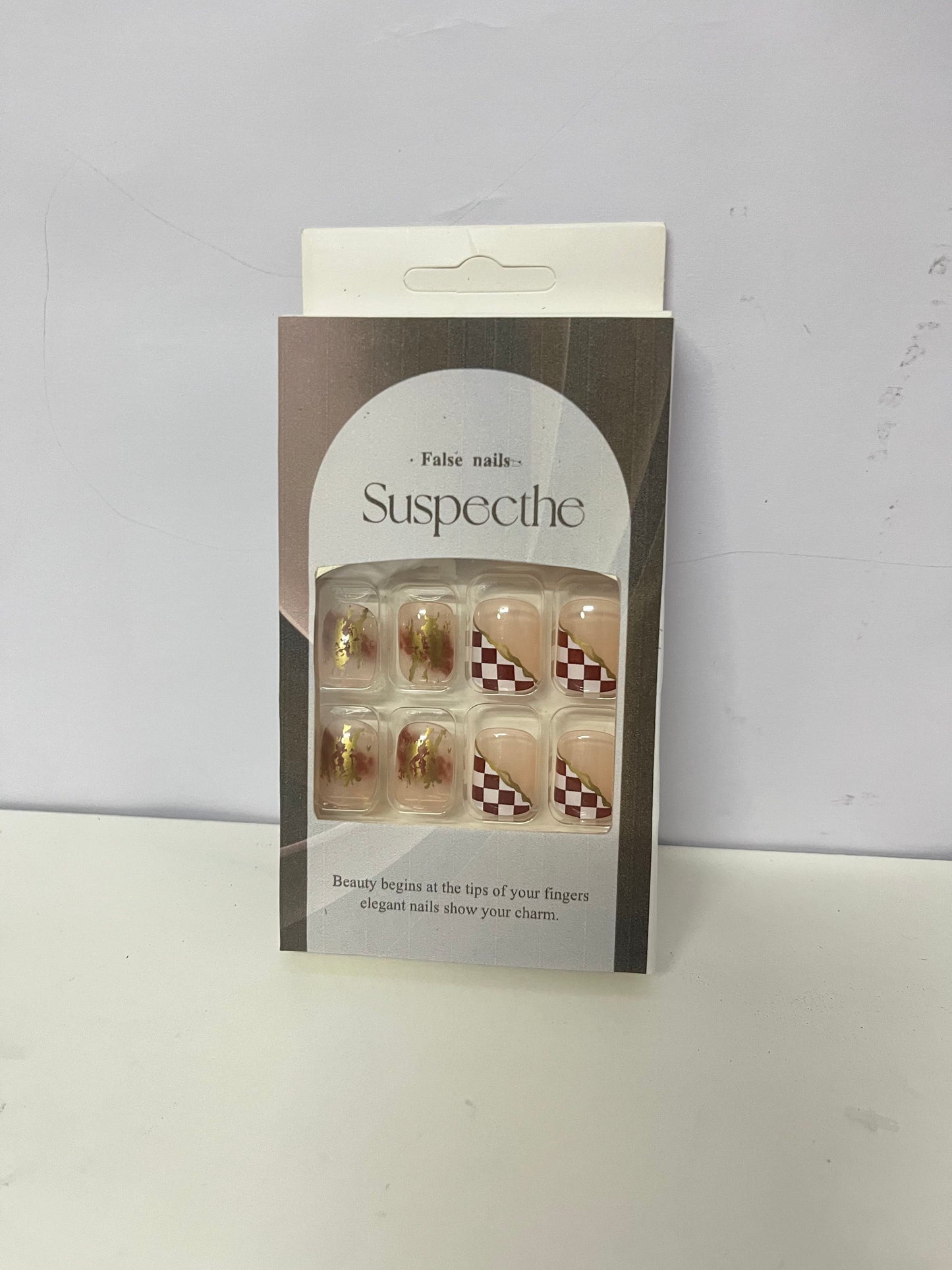 【Suspecthe Gold Foil & Checkerboard False Nails】—— Effortless Elegance at Your Fingertips