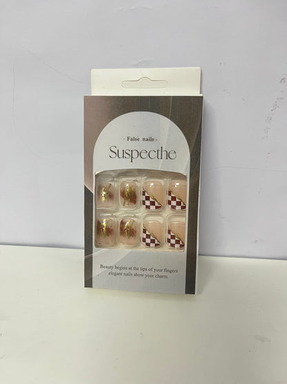 【Suspecthe Gold Foil & Checkerboard False Nails】—— Effortless Elegance at Your Fingertips