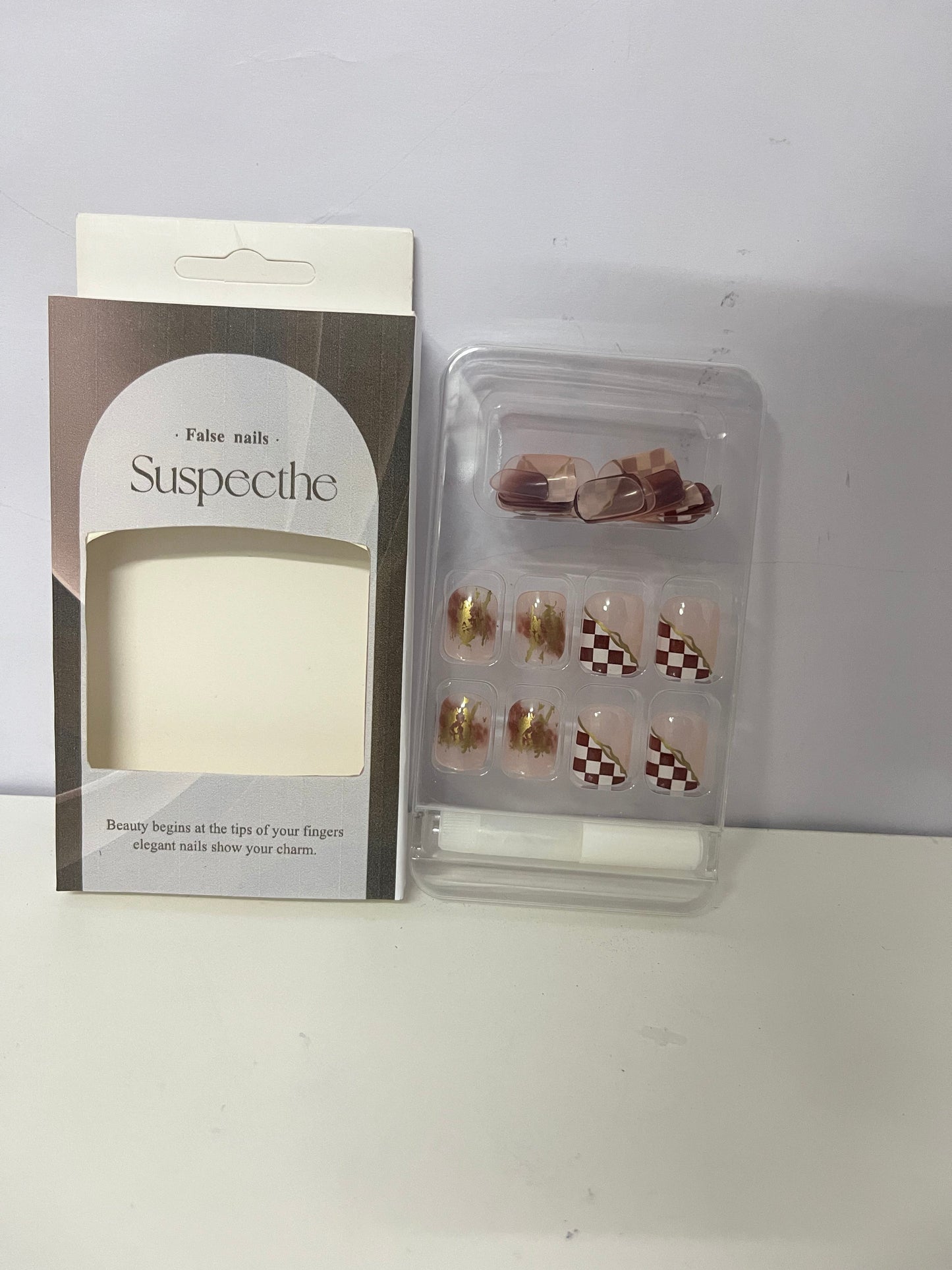 【Suspecthe Gold Foil & Checkerboard False Nails】—— Effortless Elegance at Your Fingertips