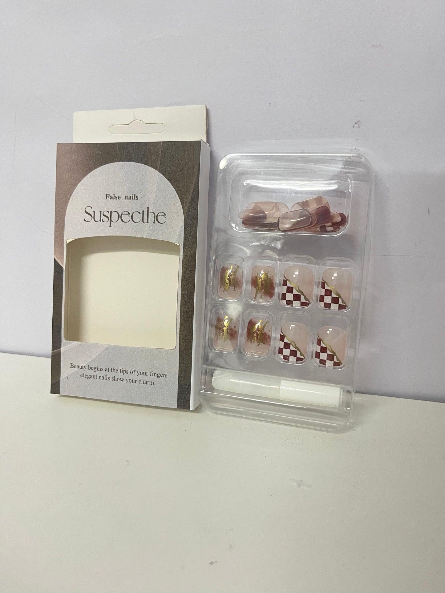 【Suspecthe Gold Foil & Checkerboard False Nails】—— Effortless Elegance at Your Fingertips