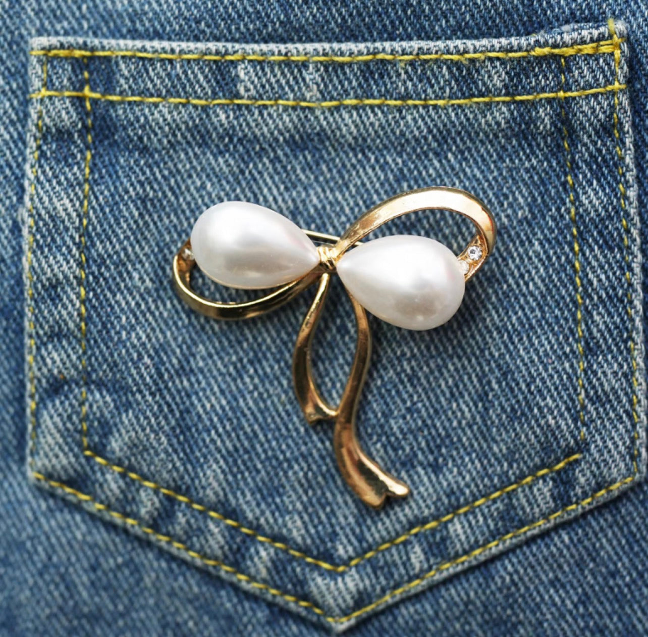RINGBABY Brooches for clothing,Elegant Bowknot Imitation Pearl Brooch Dress Suit Bag Embellished Pins for Wedding Jewelry or Gifts