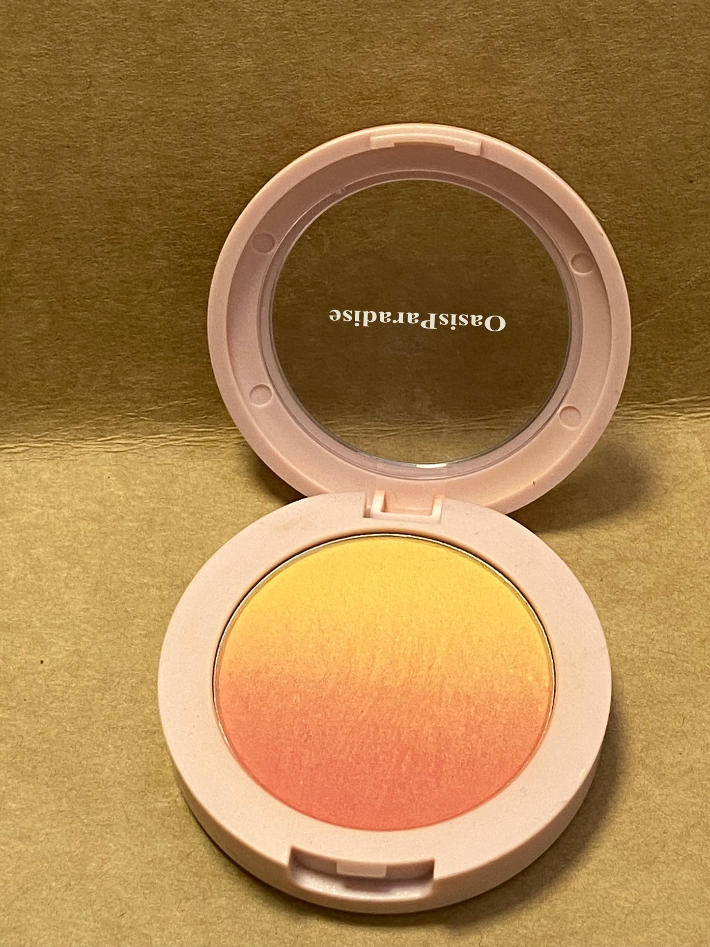 OasisParadise The Neo-Blush, Blush makeup compact: A trio palette of gradient colors. Blends pearl, satin & matte finishes for highlighting cheeks. Personalized looks - natural to pop of color