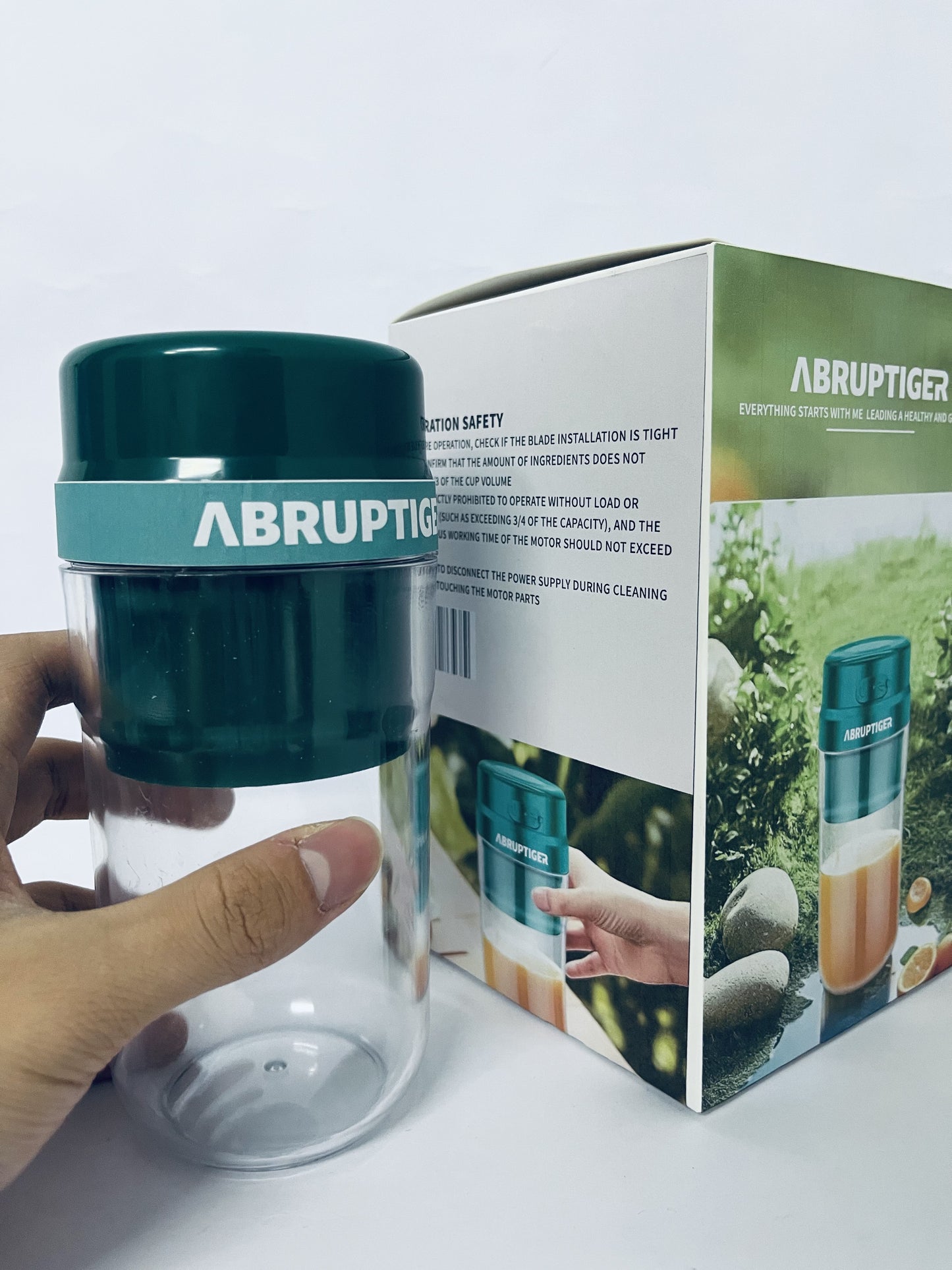 ABRUPTIGER Electric juicers Electric Stirring Cup USB Rechargeable Models Green with a Carry Handle Convenient to Carry 550ml Large Capacity Sharp Stainless Steel Blade Squeeze Fruit Vegetables Shake