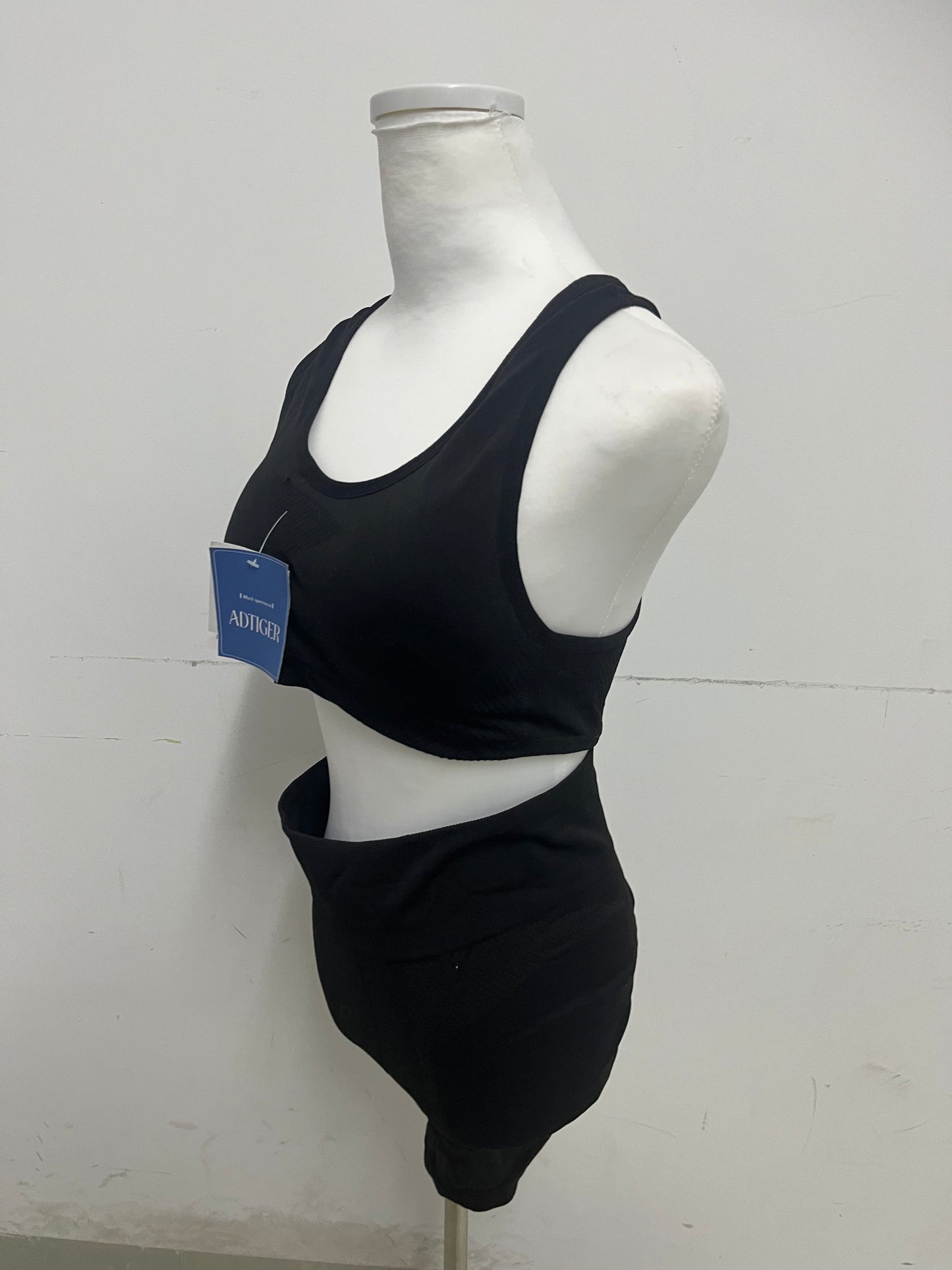 ADTIGER Tracksuits Women's Sportswear Set Shockproof Sports Bra High-Waisted Sport Shorts Fashion Choice for Fitness & Yoga