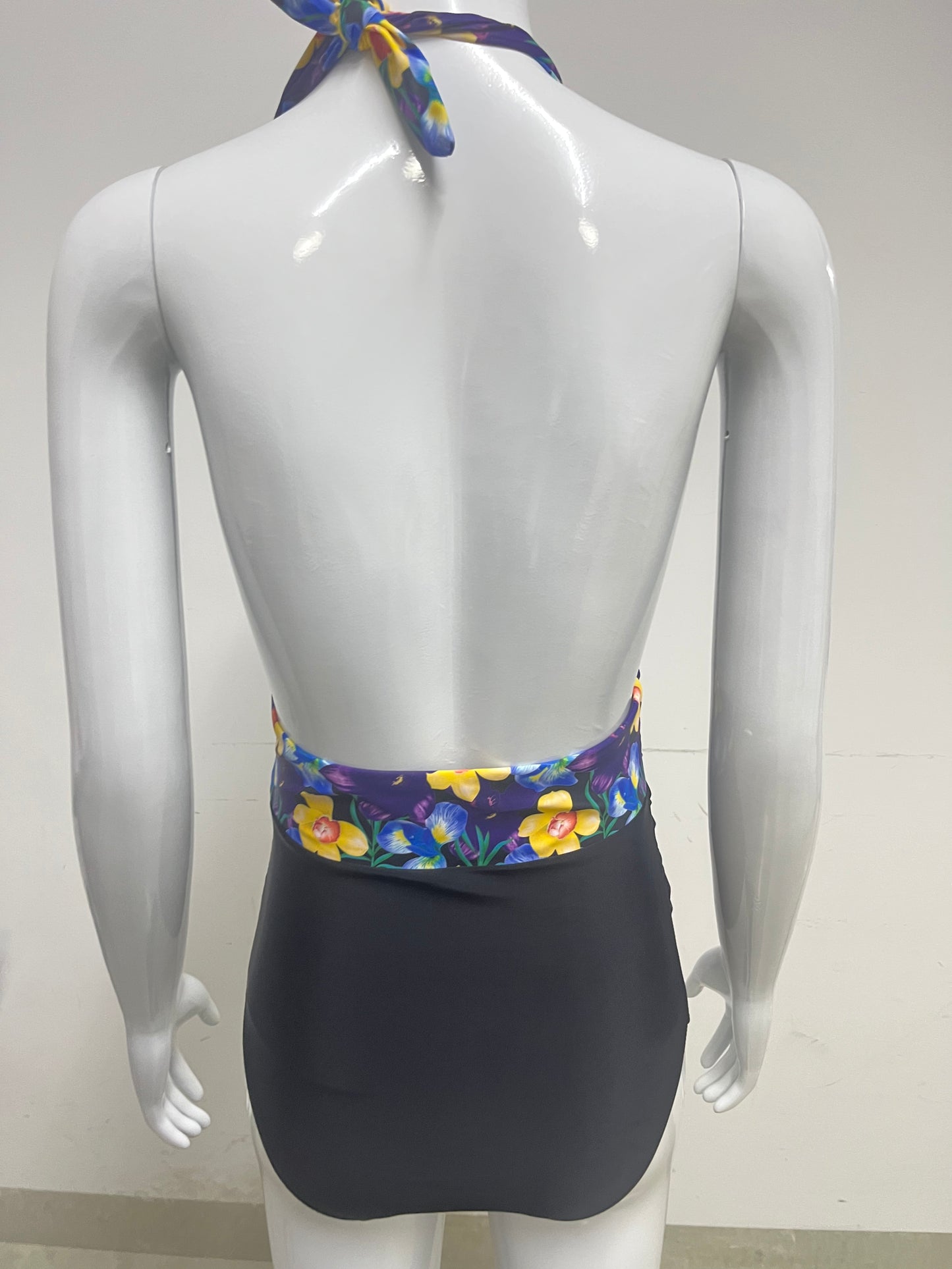 [Actorchic Swim suits]——Deep V Halter One-Piece Swimsuit - Tummy-Control Resort Swimwear