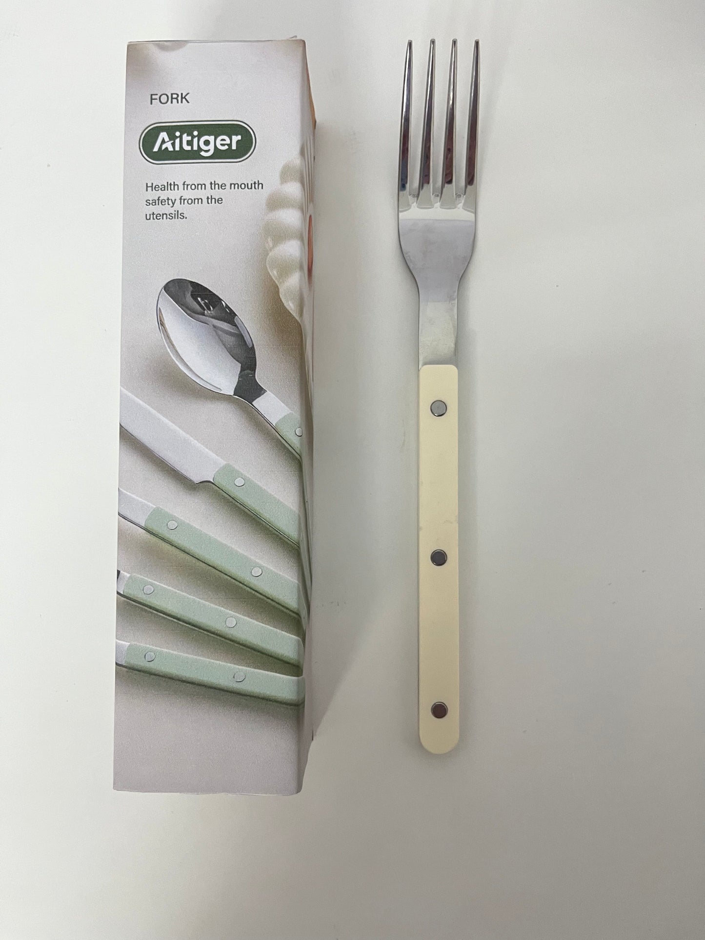 Aitiger is dedicated to creating healthy and safe tableware, safeguarding your dietary health from the very start. This stainless steel dinner fork is a testament to our commitment to quality and wellness.