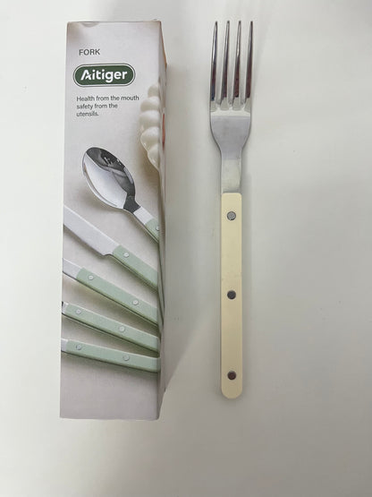 Aitiger is dedicated to creating healthy and safe tableware, safeguarding your dietary health from the very start. This stainless steel dinner fork is a testament to our commitment to quality and wellness.
