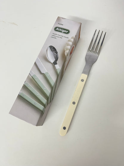 Aitiger is dedicated to creating healthy and safe tableware, safeguarding your dietary health from the very start. This stainless steel dinner fork is a testament to our commitment to quality and wellness.