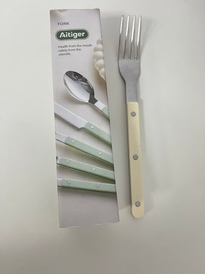 Aitiger is dedicated to creating healthy and safe tableware, safeguarding your dietary health from the very start. This stainless steel dinner fork is a testament to our commitment to quality and wellness.