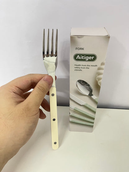 Aitiger is dedicated to creating healthy and safe tableware, safeguarding your dietary health from the very start. This stainless steel dinner fork is a testament to our commitment to quality and wellness.