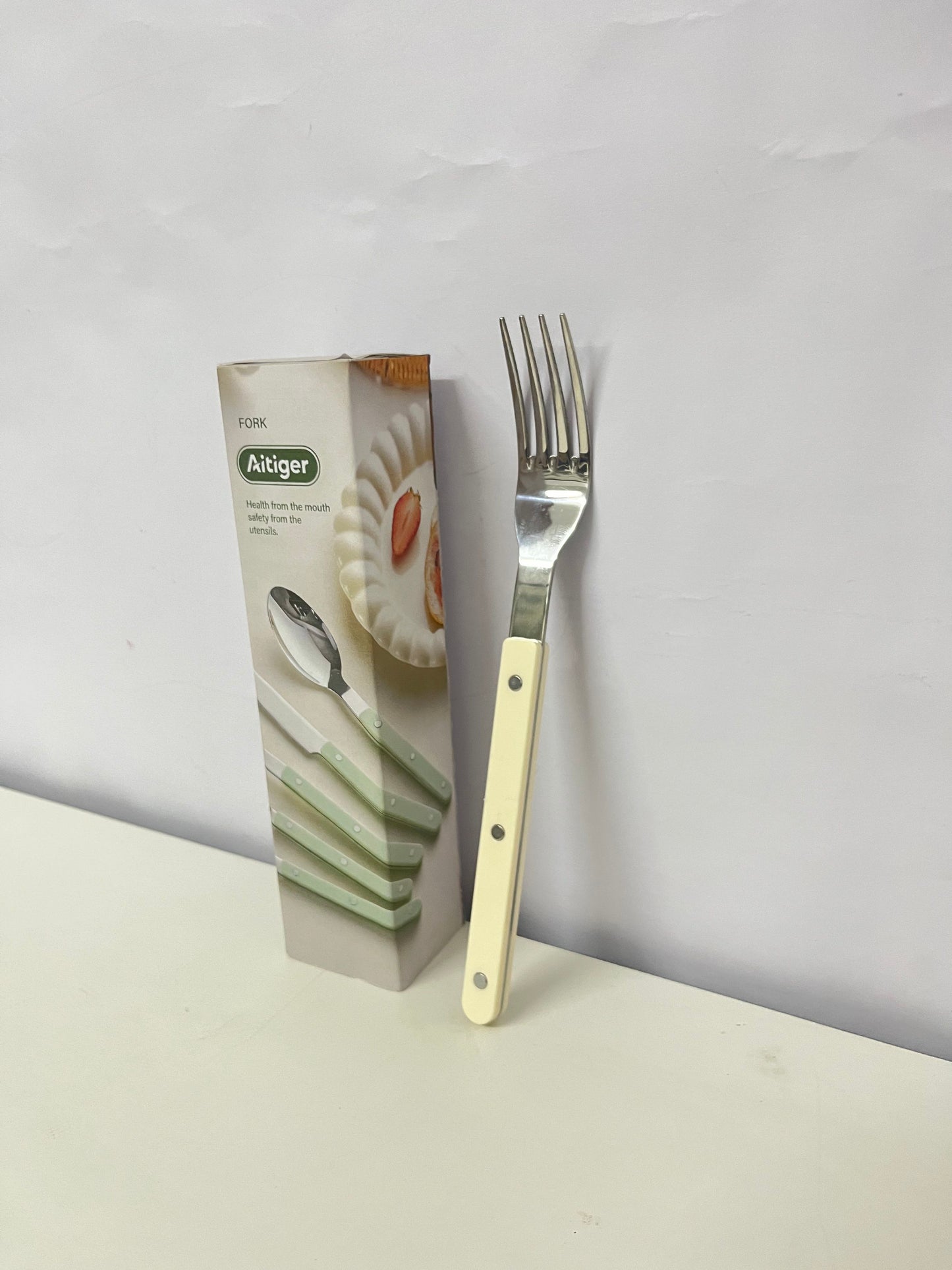Aitiger is dedicated to creating healthy and safe tableware, safeguarding your dietary health from the very start. This stainless steel dinner fork is a testament to our commitment to quality and wellness.