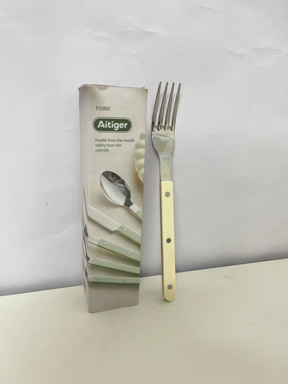 Aitiger is dedicated to creating healthy and safe tableware, safeguarding your dietary health from the very start. This stainless steel dinner fork is a testament to our commitment to quality and wellness.