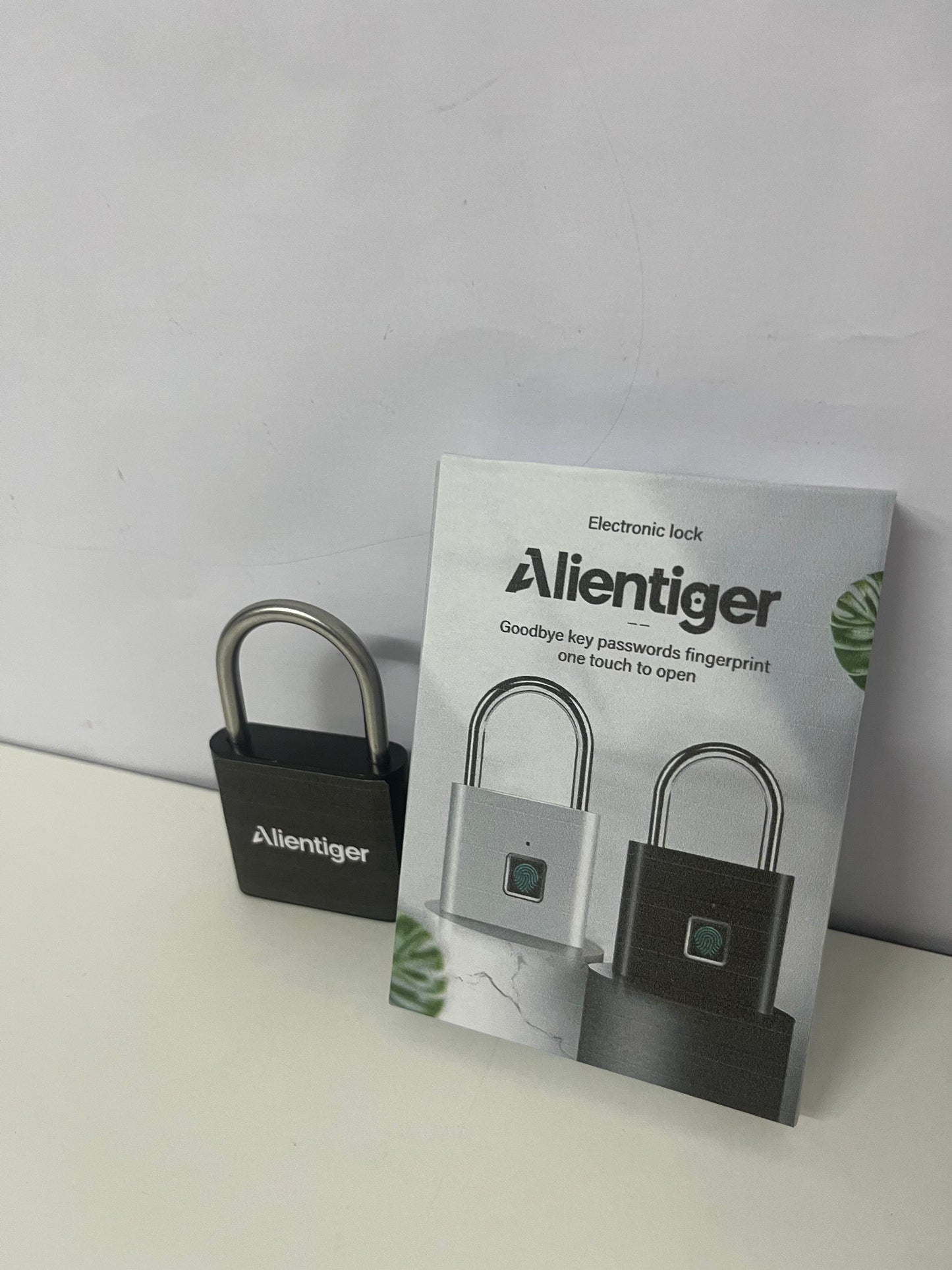 【Alientiger Electric locks】——Alientiger Fingerprint Padlock - One-Touch Unlock, IP65 Waterproof, Rustproof Smart Lock for Indoor & Outdoor Use