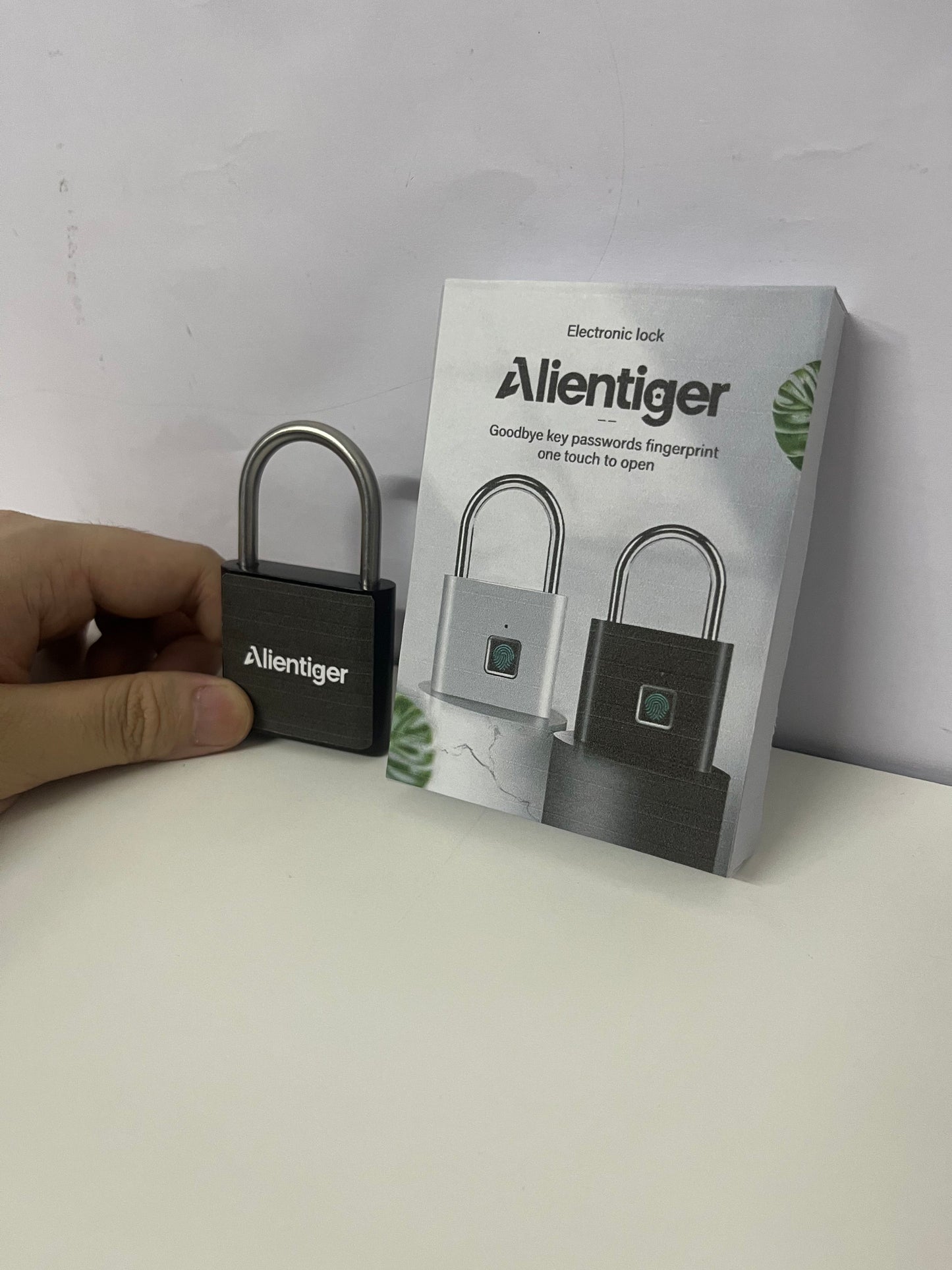 【Alientiger Electric locks】——Alientiger Fingerprint Padlock - One-Touch Unlock, IP65 Waterproof, Rustproof Smart Lock for Indoor & Outdoor Use