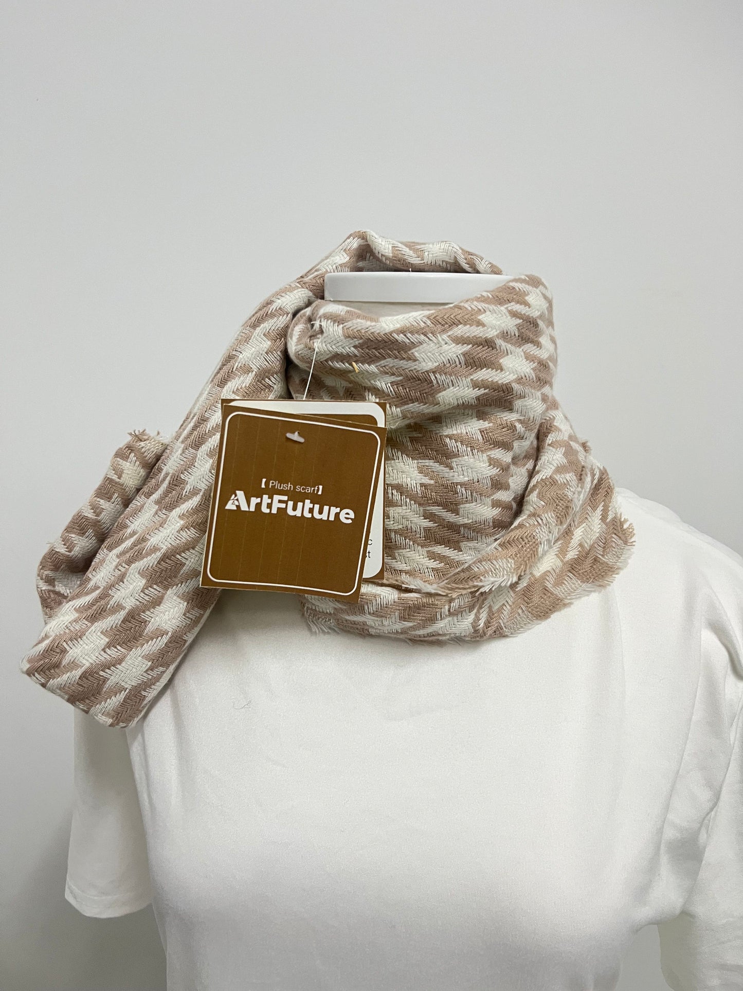 ArtFuture Plush Scarf for Women Men, Camel & White Houndstooth Pattern Scarf, Soft Fluffy Winter Scarf with Frayed Edges, Retro Casual Warm Neck Wrap Shawl for Daily Commute Streetwear Autumn Outfit