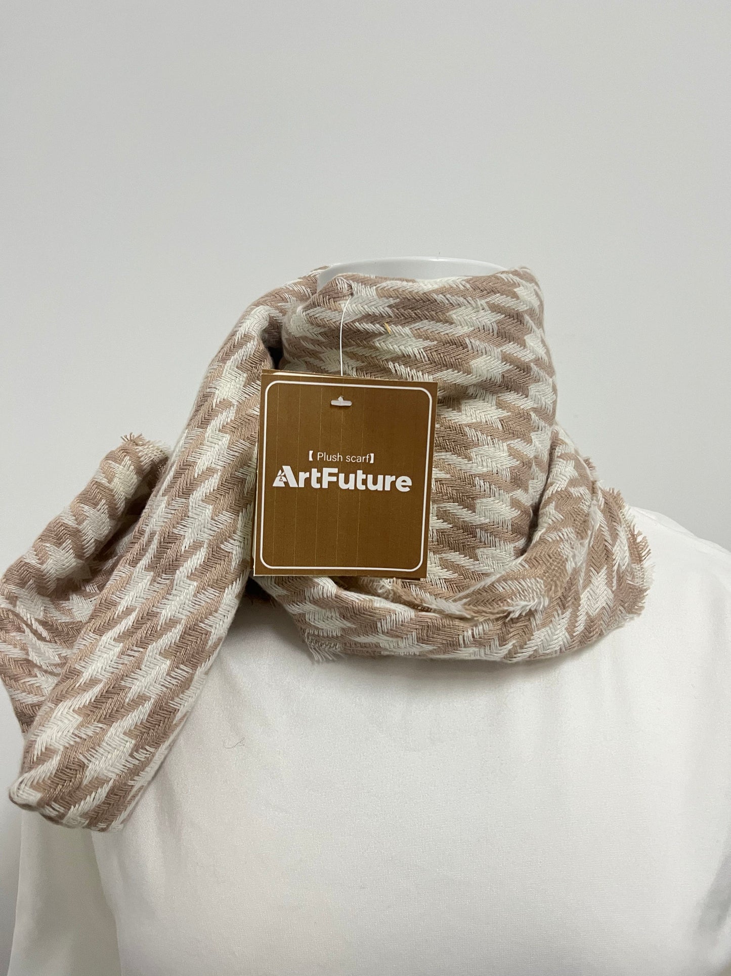 ArtFuture Plush Scarf for Women Men, Camel & White Houndstooth Pattern Scarf, Soft Fluffy Winter Scarf with Frayed Edges, Retro Casual Warm Neck Wrap Shawl for Daily Commute Streetwear Autumn Outfit