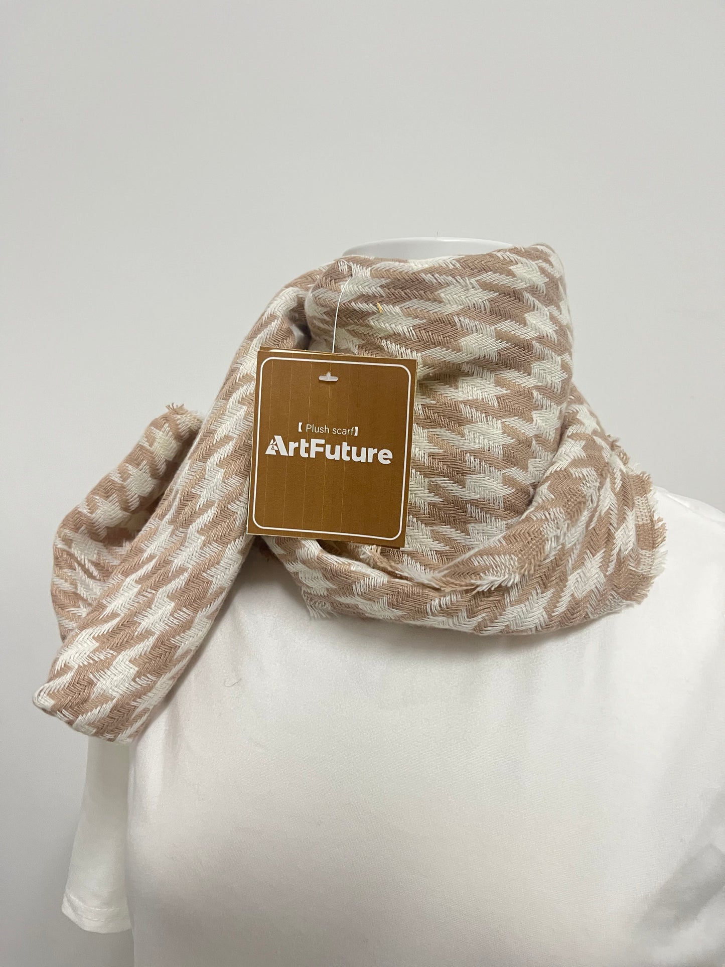 ArtFuture Plush Scarf for Women Men, Camel & White Houndstooth Pattern Scarf, Soft Fluffy Winter Scarf with Frayed Edges, Retro Casual Warm Neck Wrap Shawl for Daily Commute Streetwear Autumn Outfit
