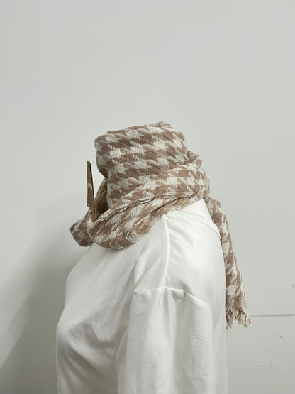 ArtFuture Plush Scarf for Women Men, Camel & White Houndstooth Pattern Scarf, Soft Fluffy Winter Scarf with Frayed Edges, Retro Casual Warm Neck Wrap Shawl for Daily Commute Streetwear Autumn Outfit