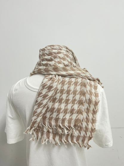 ArtFuture Plush Scarf for Women Men, Camel & White Houndstooth Pattern Scarf, Soft Fluffy Winter Scarf with Frayed Edges, Retro Casual Warm Neck Wrap Shawl for Daily Commute Streetwear Autumn Outfit