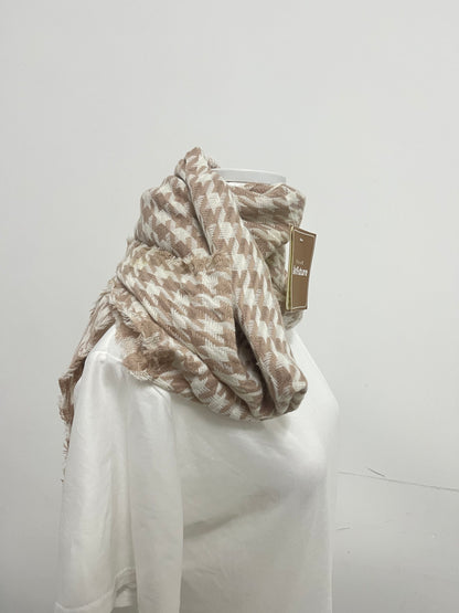 ArtFuture Plush Scarf for Women Men, Camel & White Houndstooth Pattern Scarf, Soft Fluffy Winter Scarf with Frayed Edges, Retro Casual Warm Neck Wrap Shawl for Daily Commute Streetwear Autumn Outfit