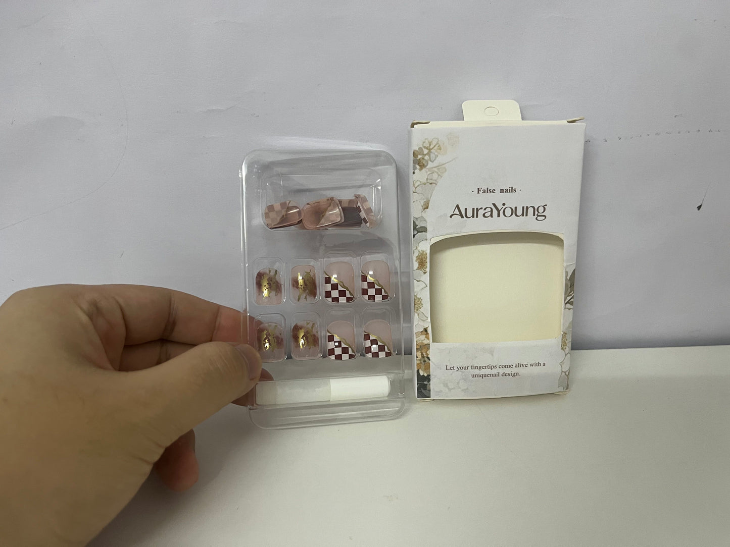 AuraYoung Retro Plaid & Gilded Fake Nails Exquisite Item for Fingertip Atmosphere