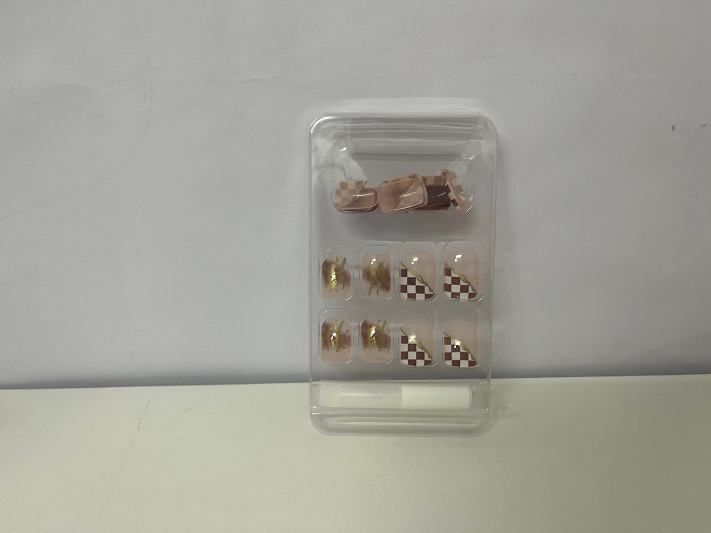 AuraYoung Retro Plaid & Gilded Fake Nails Exquisite Item for Fingertip Atmosphere
